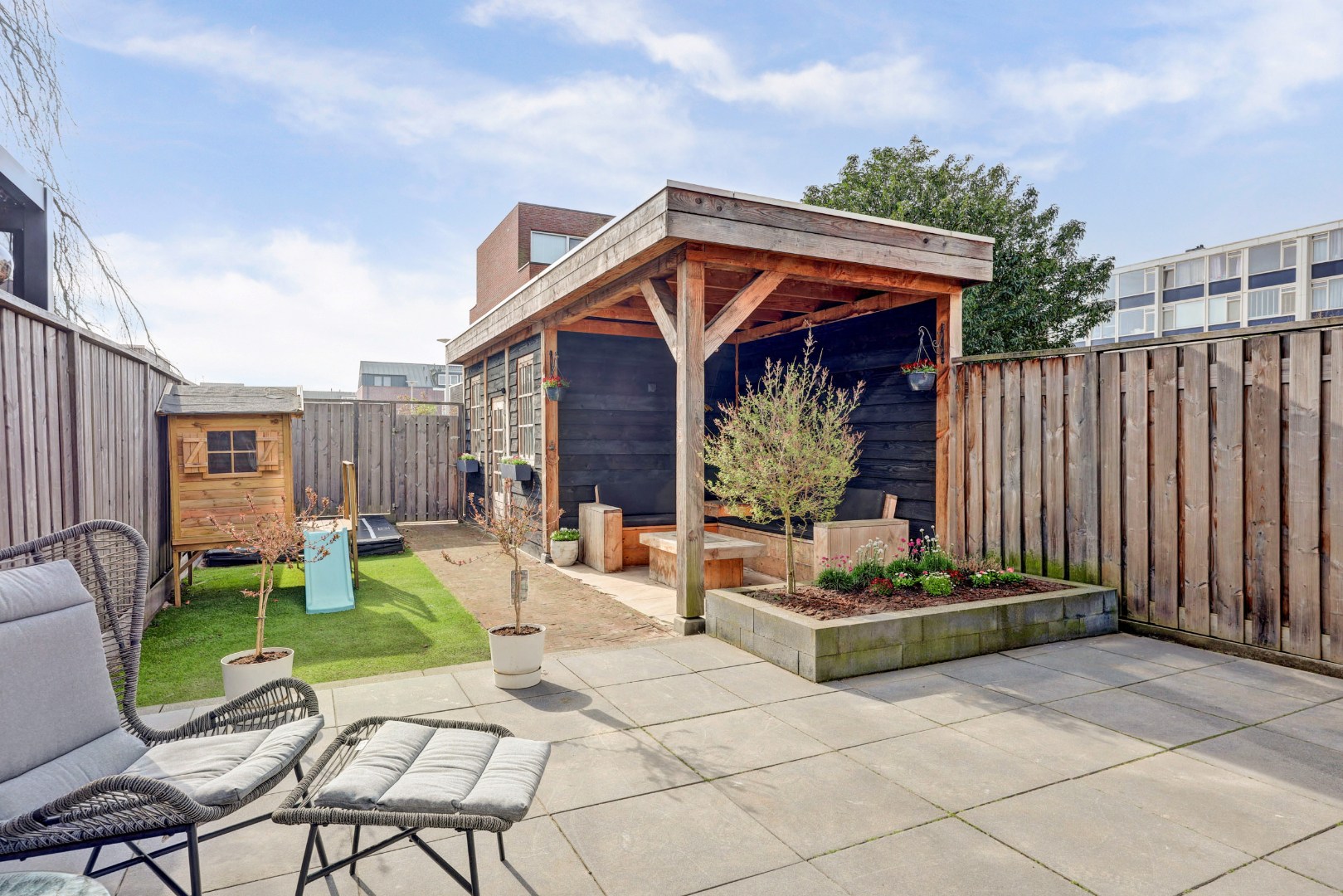 Energiezuinig (A++) en instapklaar 6-kamer gezinswoning met luxe keuken, vijf slaapkamers en zonnige tuin op het zuidoosten 