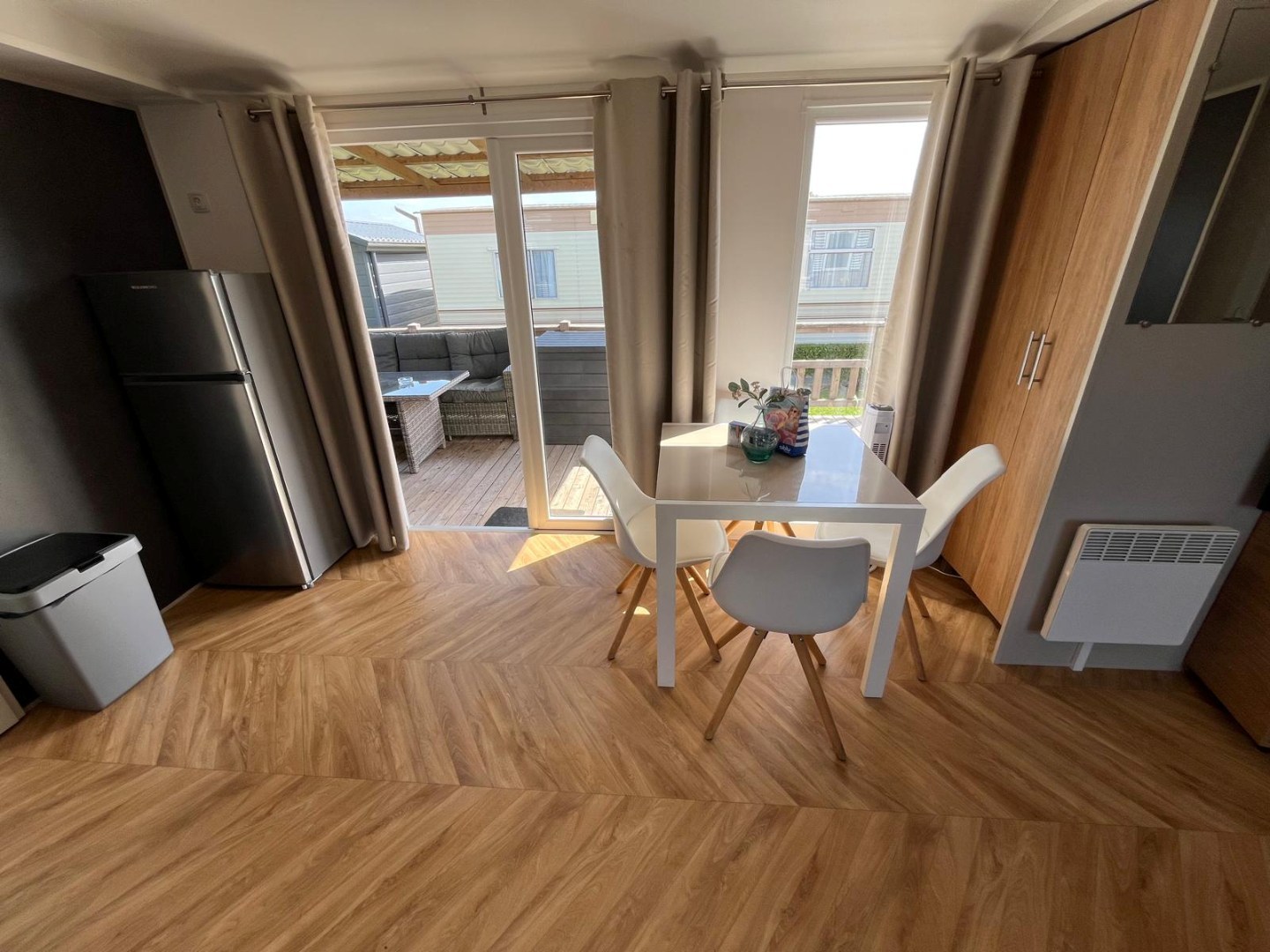 T.A. Makelaardij biedt aan – Chalet Z111-: Op een schitterende locatie in een goed verzorgd recreatiepark aan de kust van Walcheren bieden wij dit leuke chalet aan. 