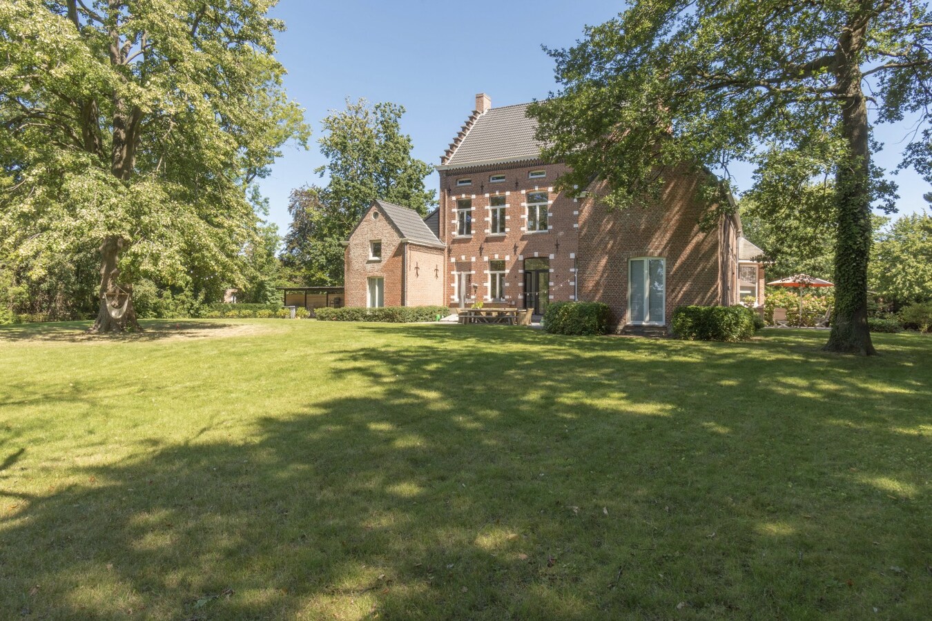 Gelijkvloers 3-slaapkamer villa-appartement met parktuin. 