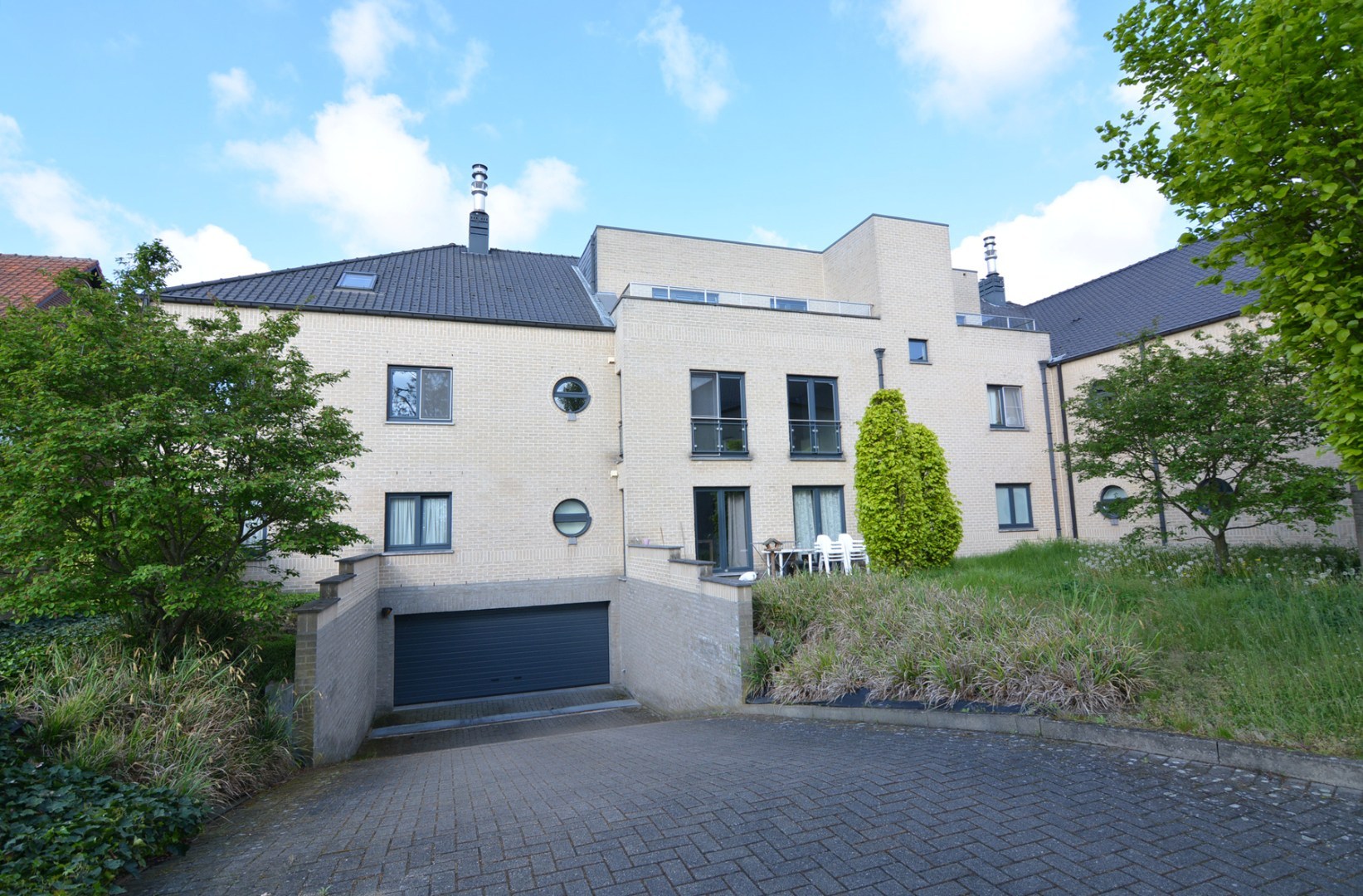 Appartement (104 m²) met 2 slpks, garage en kelderberging. 