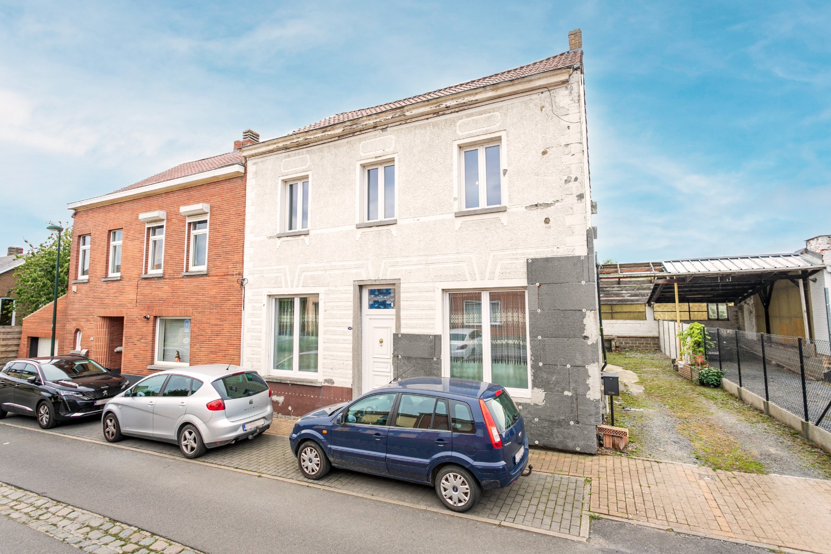 Maison rénové avec 4 chambres et local de stockage 