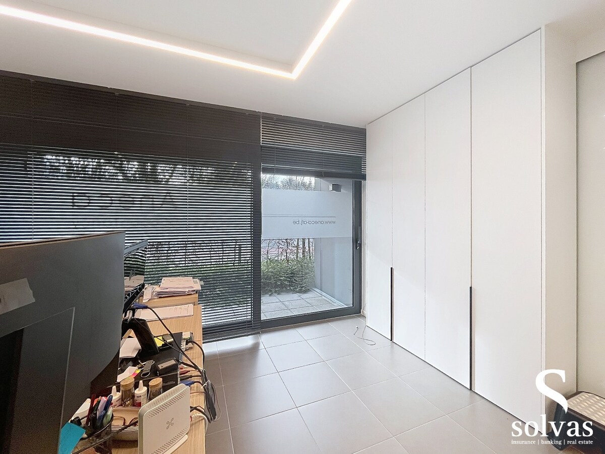 Commercieel kantoor op toplocatie in Aalter met 5 bureau ruimtes 