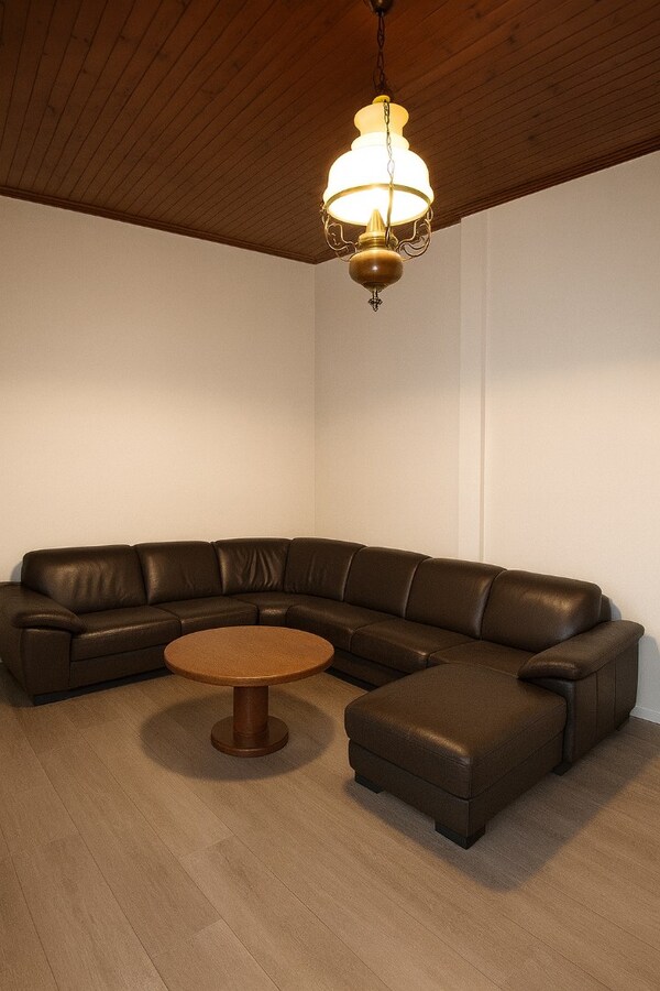 Uniek handelshuis met voormalig café en twee duplexappartementen te koop op toplocatie in het hart van Sint-Niklaas! 