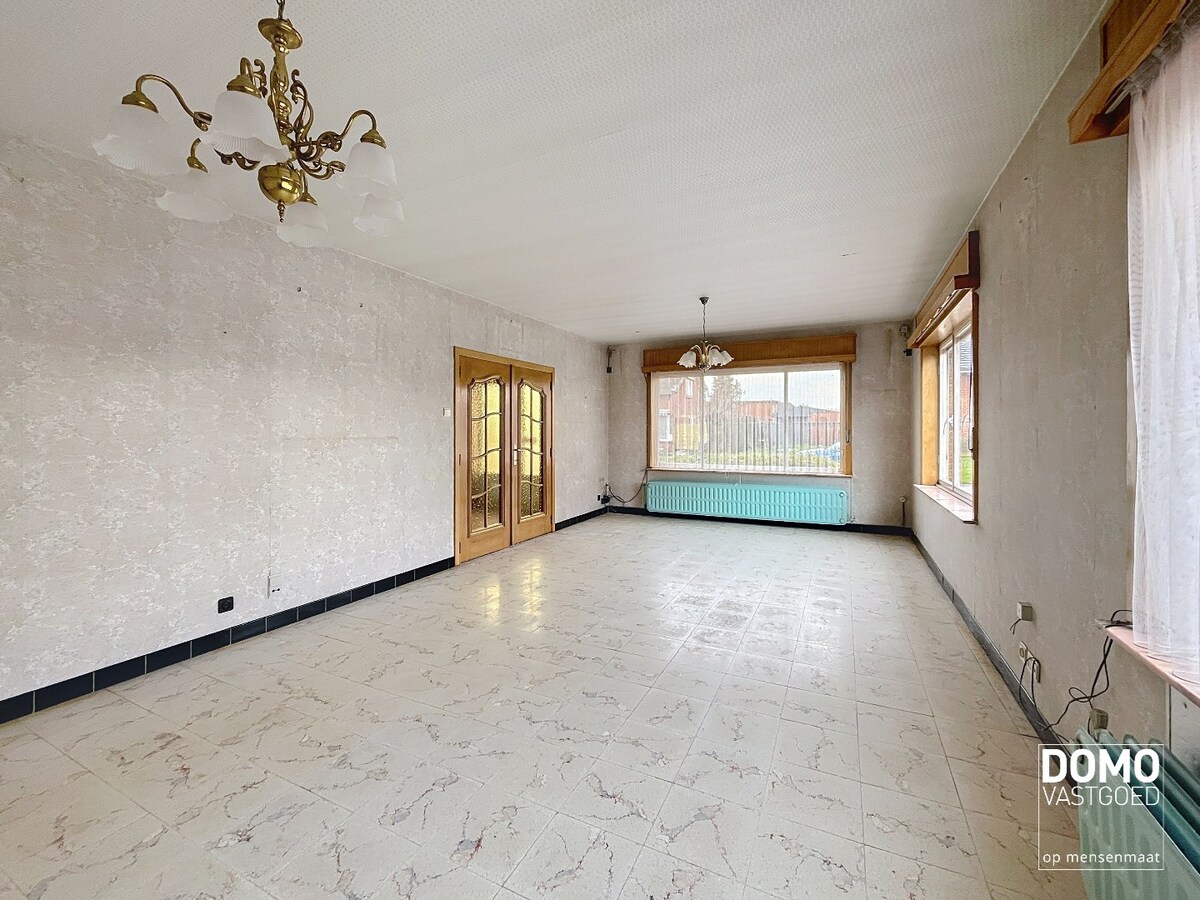 TE RENOVEREN WONING MET GARAGE, 3 SLAAPKAMERS EN GEZELLIGE TUIN OP EEN PERCEEL VAN 8A14CA 