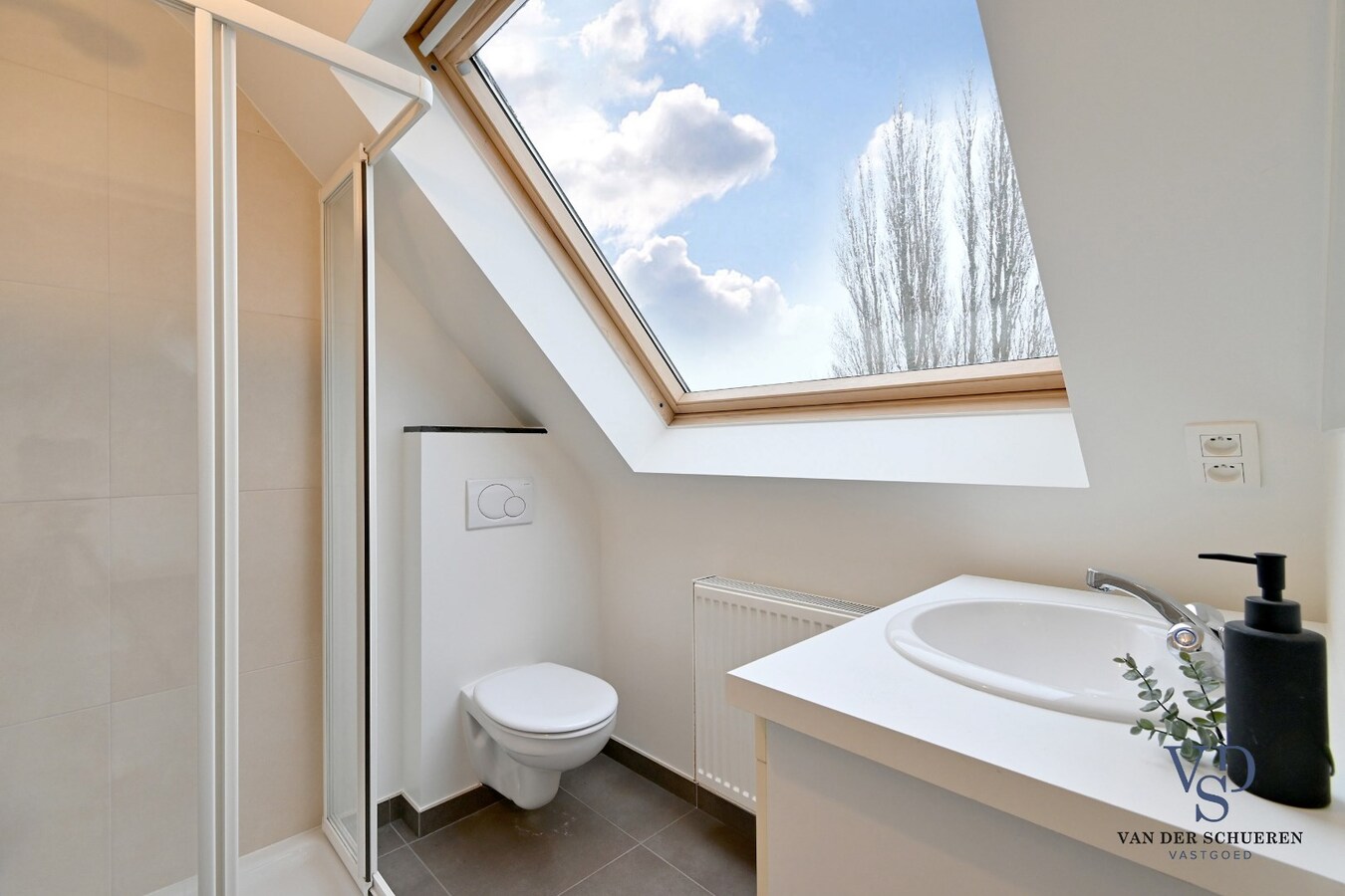 Ruime Half Open, op een commercieel gunstige ligging 