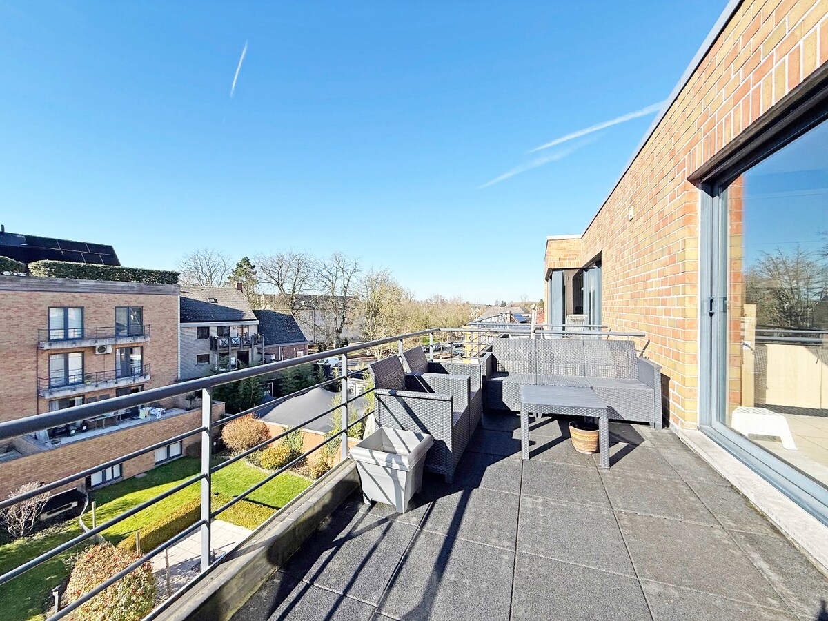Penthouse met zonneterras en garagebox te centrum Zottegem 