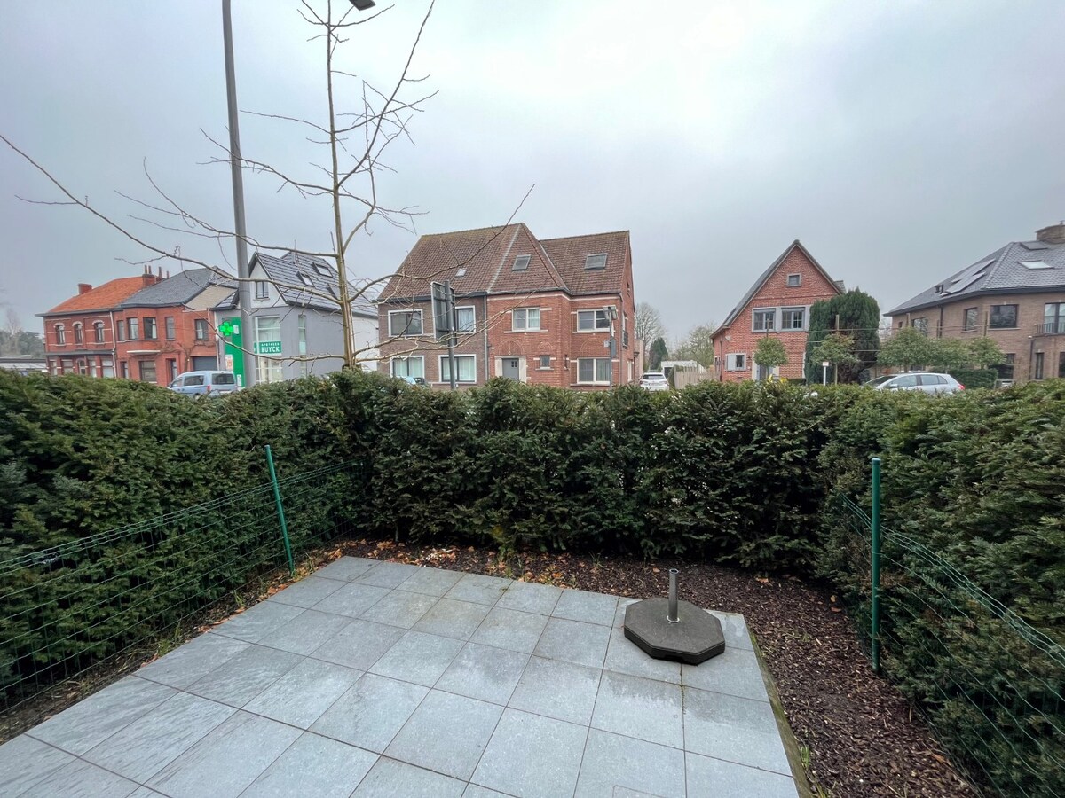 Recent, gelijkvloers 2-slpk-appartement 