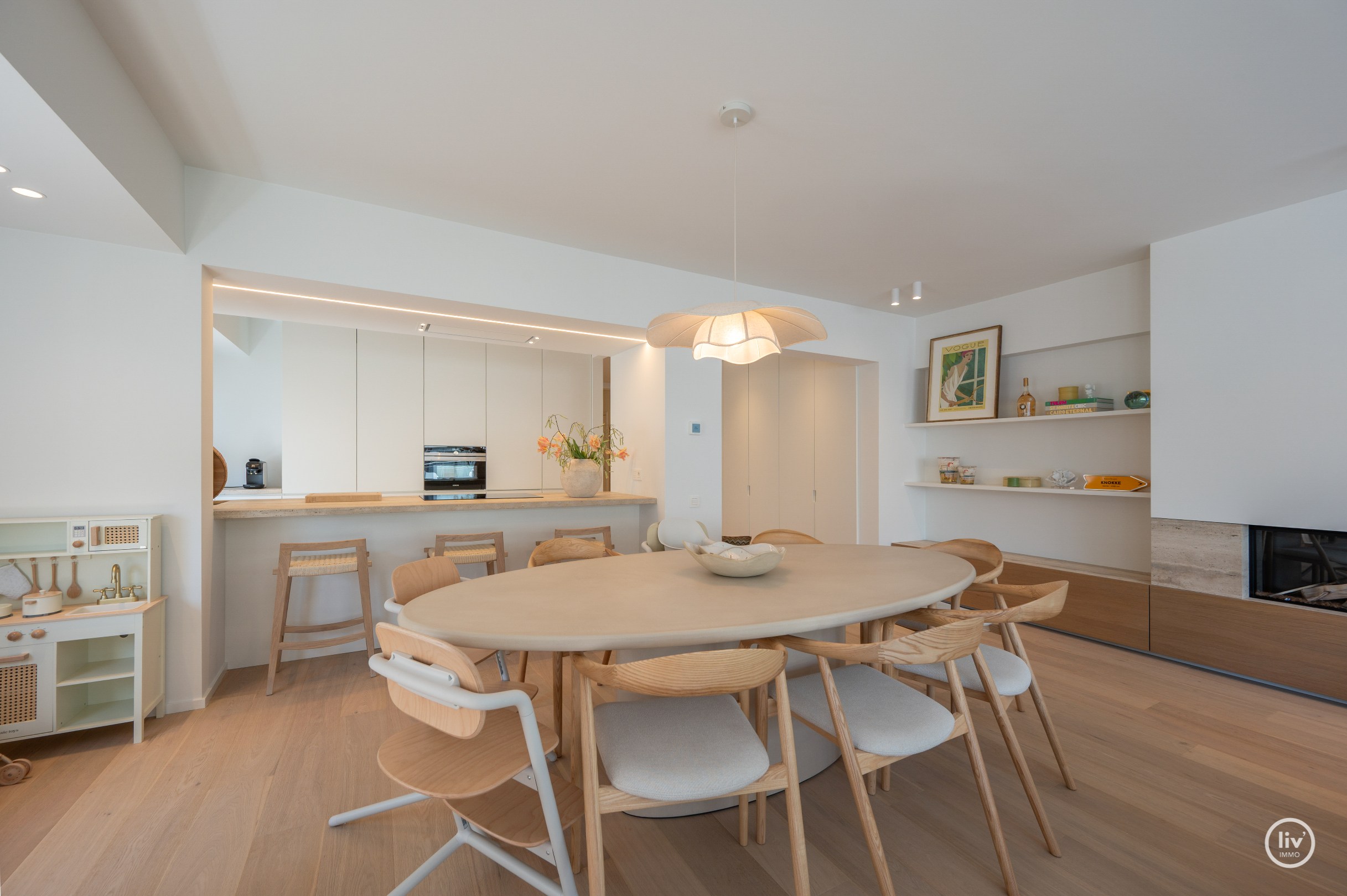 Prachtig, ruim (131 m2) HOEKappartement, volledig gerenoveerd centraal gelegen op de Lippenslaan vlakbij de zeedijk te Knokke. 
