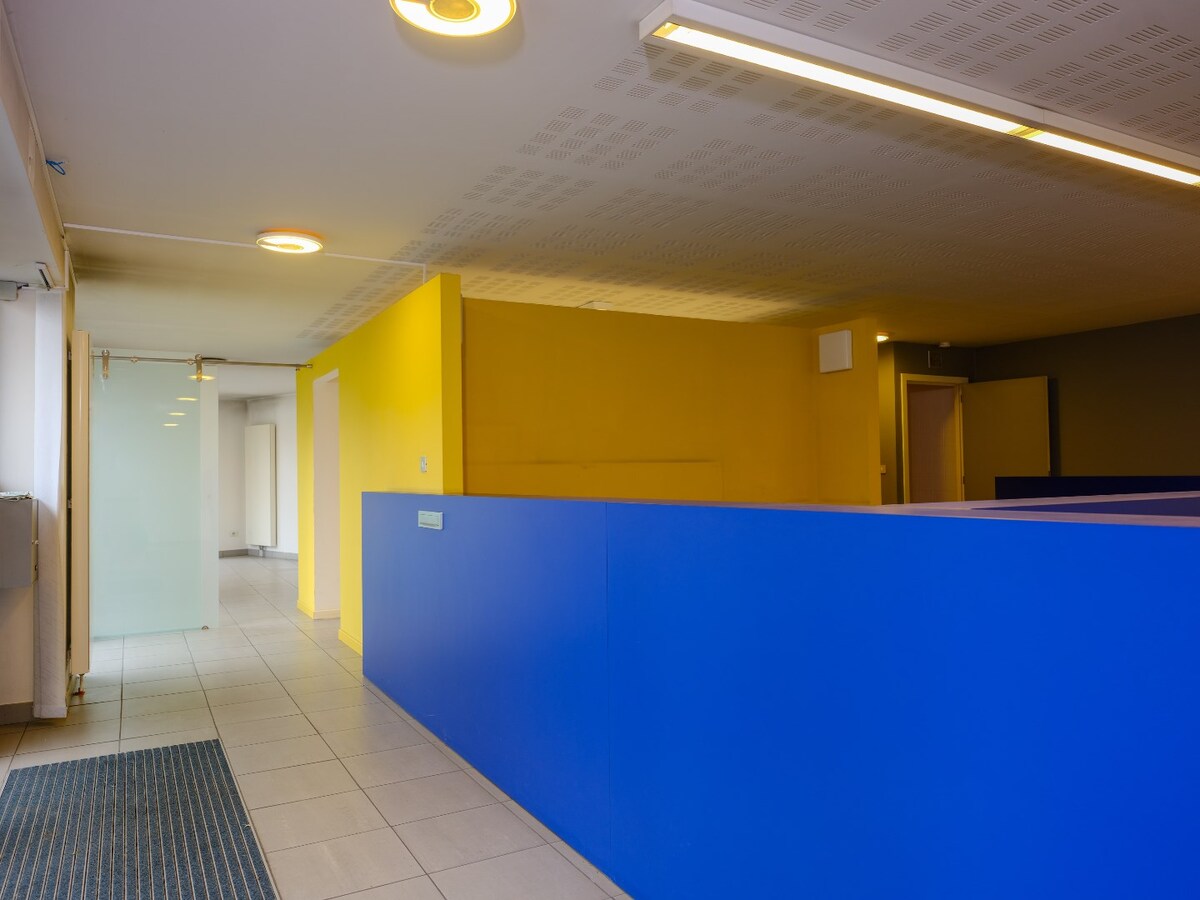 Nabij station gelegen kantoor, met goede visibiliteit op belangrijk kruispunt 