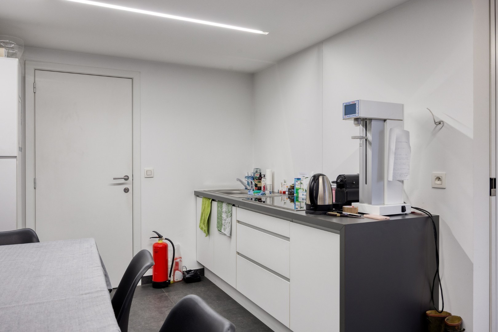 Handelswoning met 3 slpk. en privéparking in het centrum van Balen 