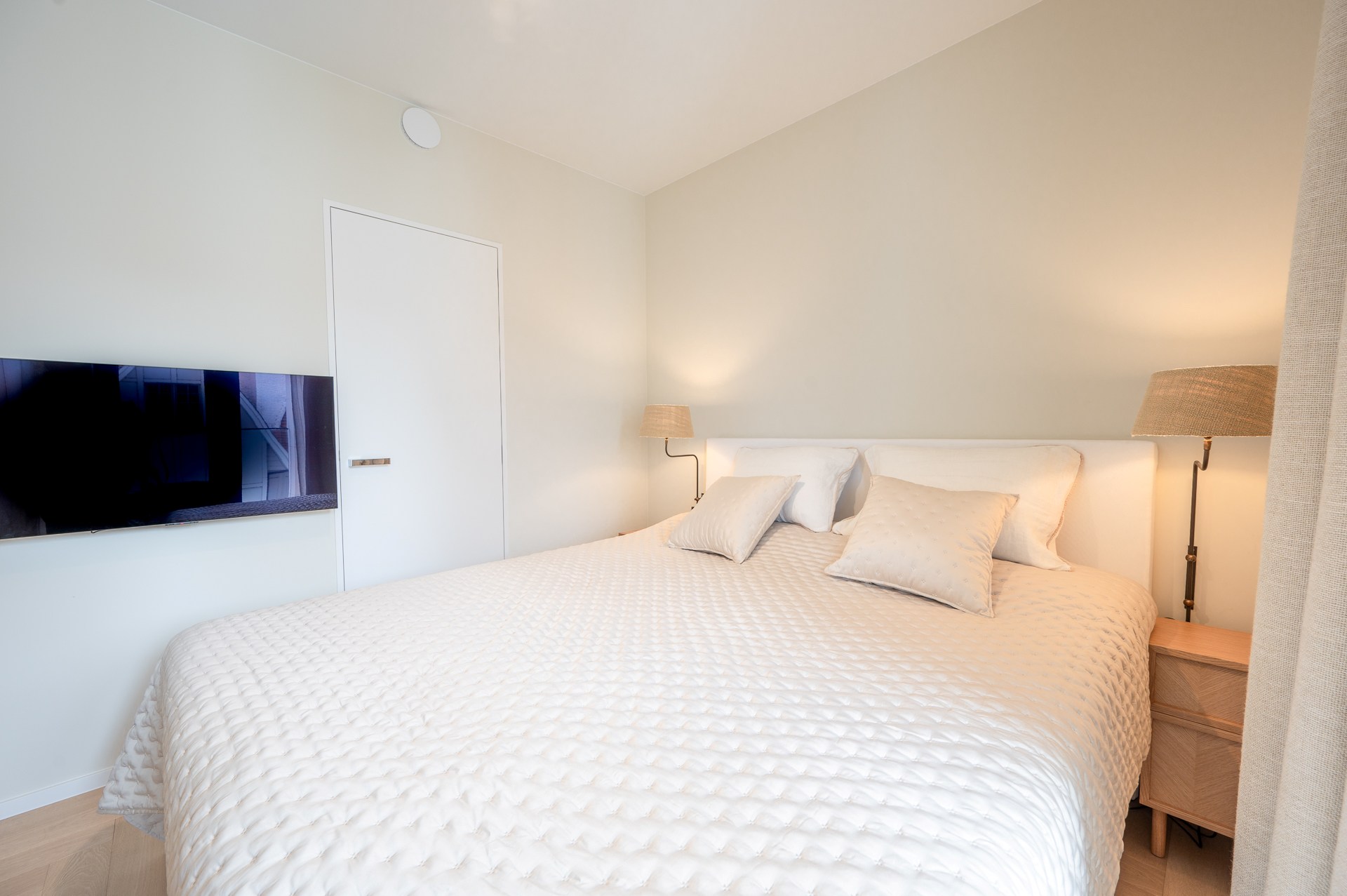 Op de tweede verdieping van de exclusieve residentie Triangle Vert, een gebouw geïnspireerd op de iconische Flat Iron in New York, vindt u dit uitzonderlijke hoekappartement. 