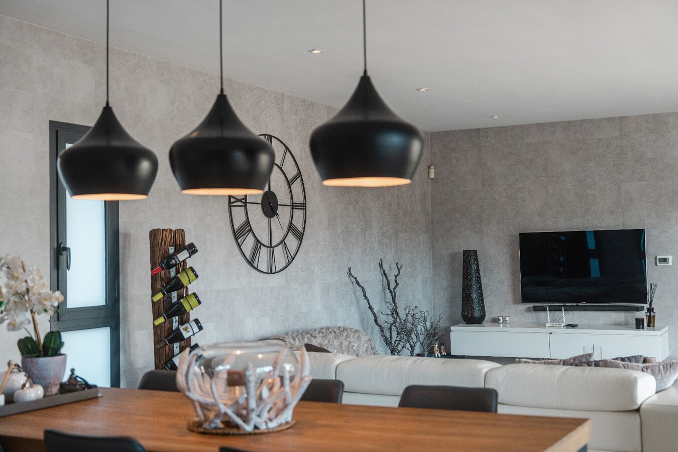 Deze uitzonderlijke villa biedt een unieke combinatie van luxe, volledige privacy en een prachtige zuidoriëntatie in het gegeerde Solpark. 