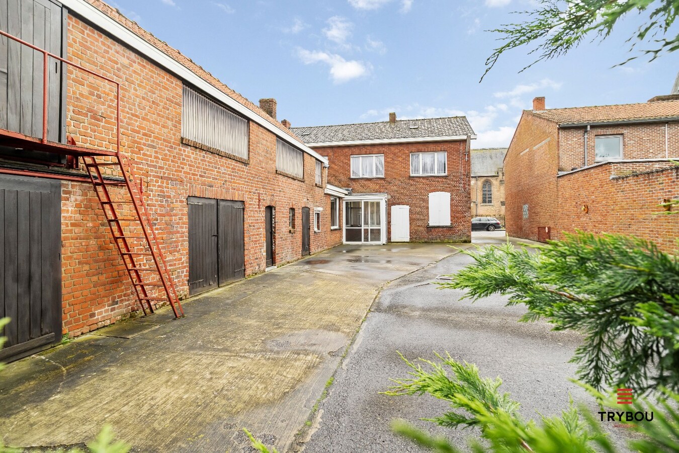 Halfvrijstaande woning met 5 slaapkamers en bijgebouw op 5488 m³ te Jonkershove 