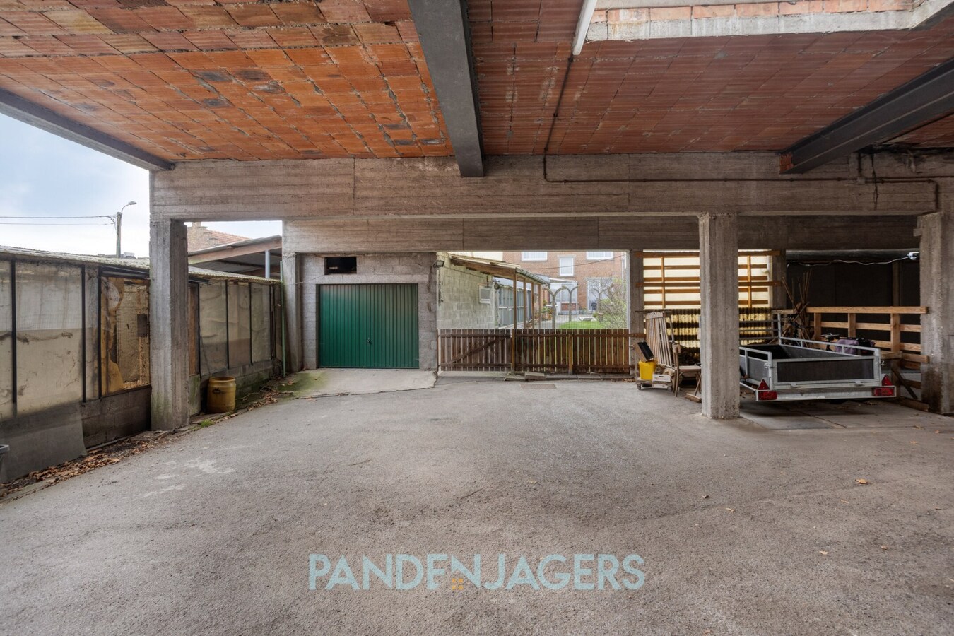 Ruime woning met zij-ingang en achterliggende garage te OLVW 