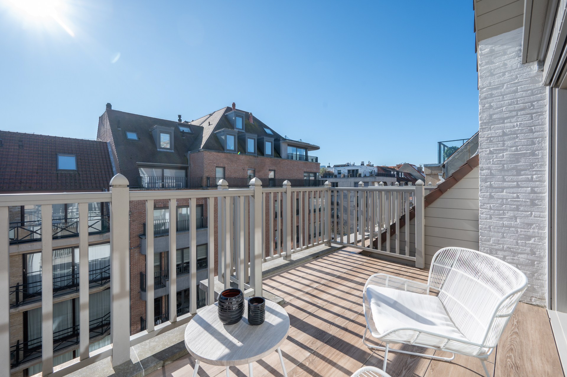 Ruim duplexappartement  in een recent gebouwde residentie in het levendige centrum van Knokke, op korte wandelafstand van het strand. 
