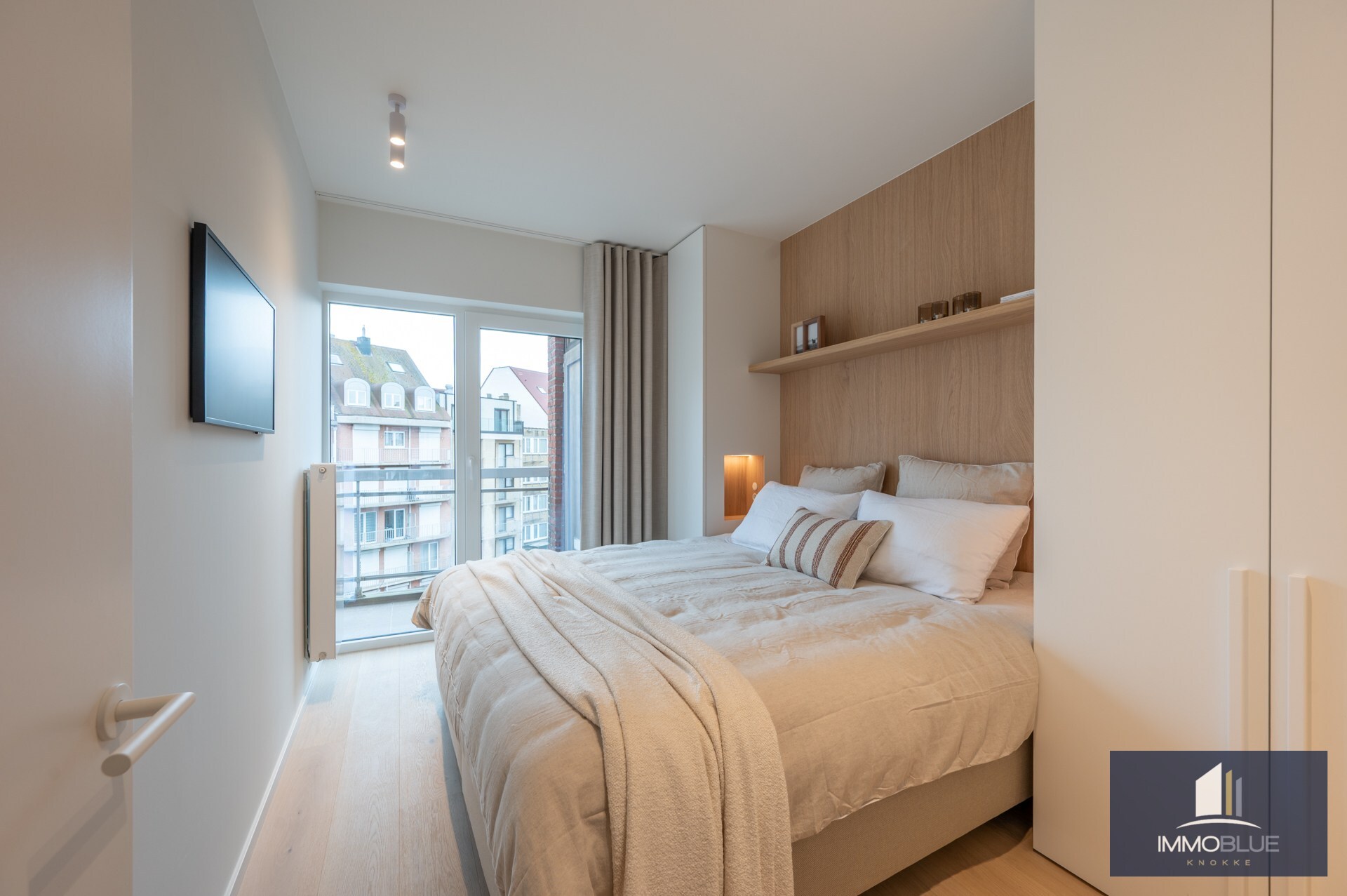 Stijlvol volledig gerenoveerd appartement gelegen nabij het Rubensplein . 