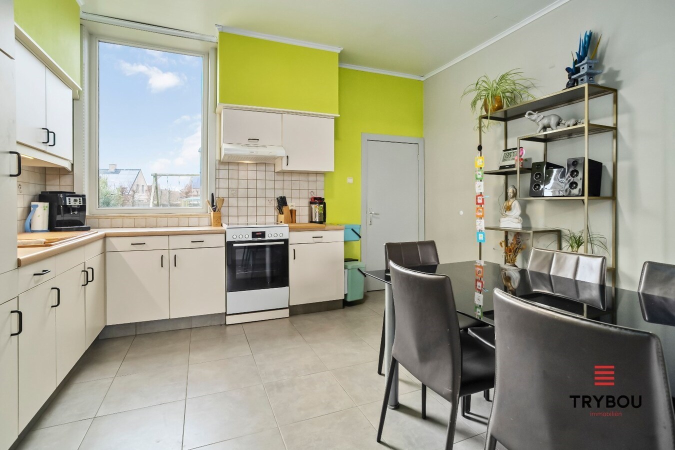 Uiterst ruime woning op het 'Stationsplein' in Merkem 