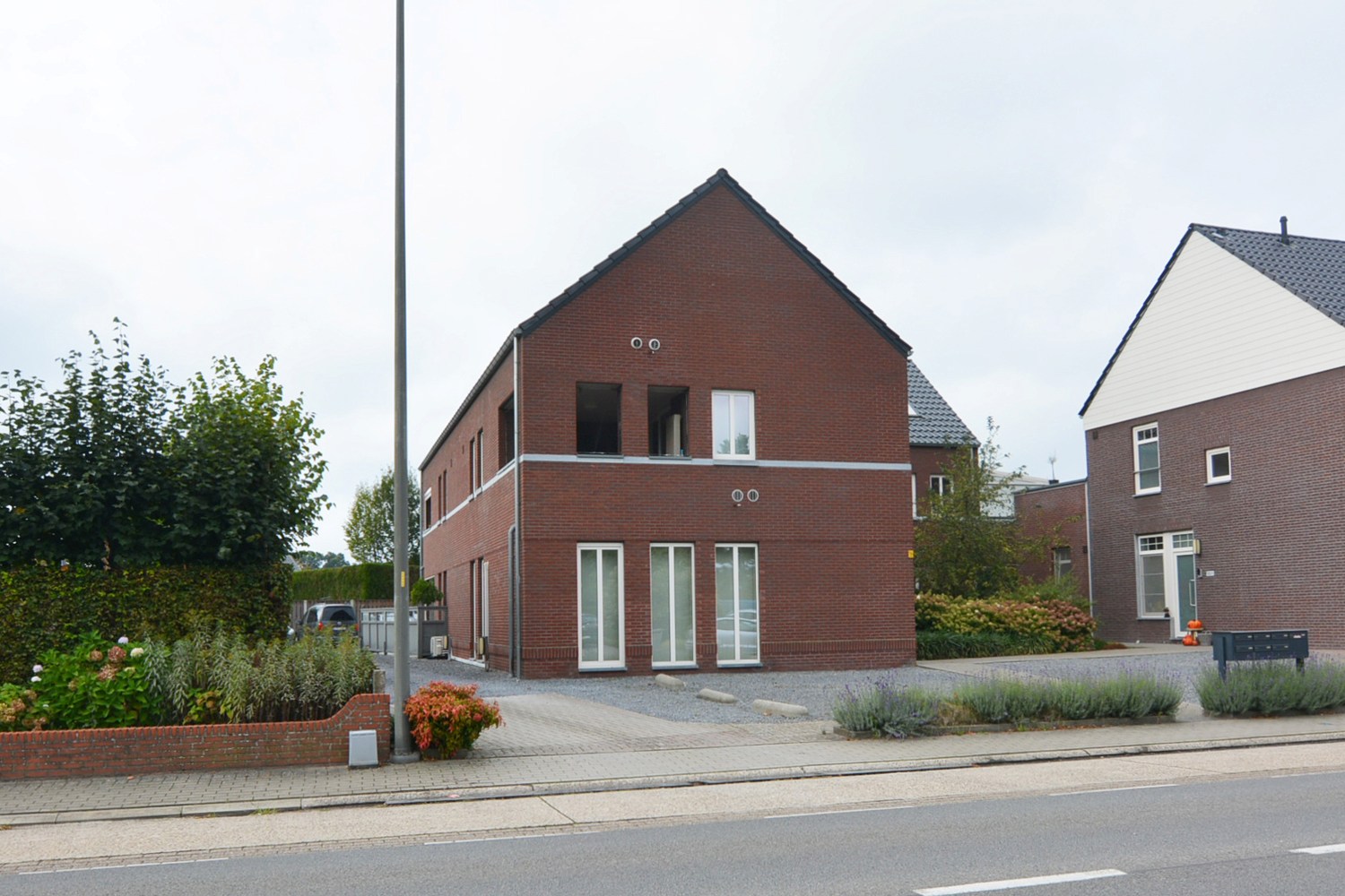 Energiezuinig duplex-appartement met 2 slpk, terras en carport met berging. 
