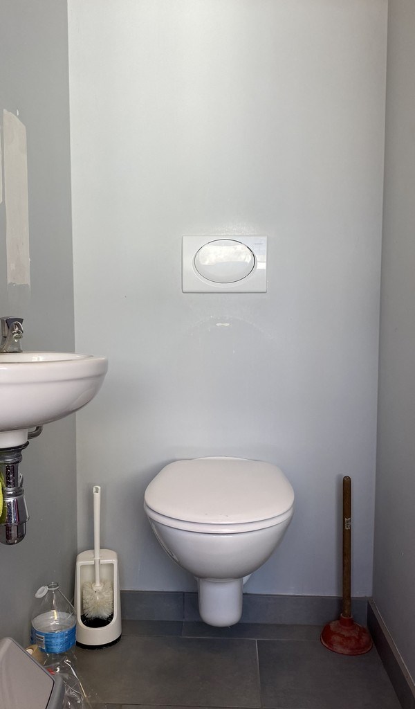 Commercieel gelegen handelspand te huur in Sint-Martens-Latem