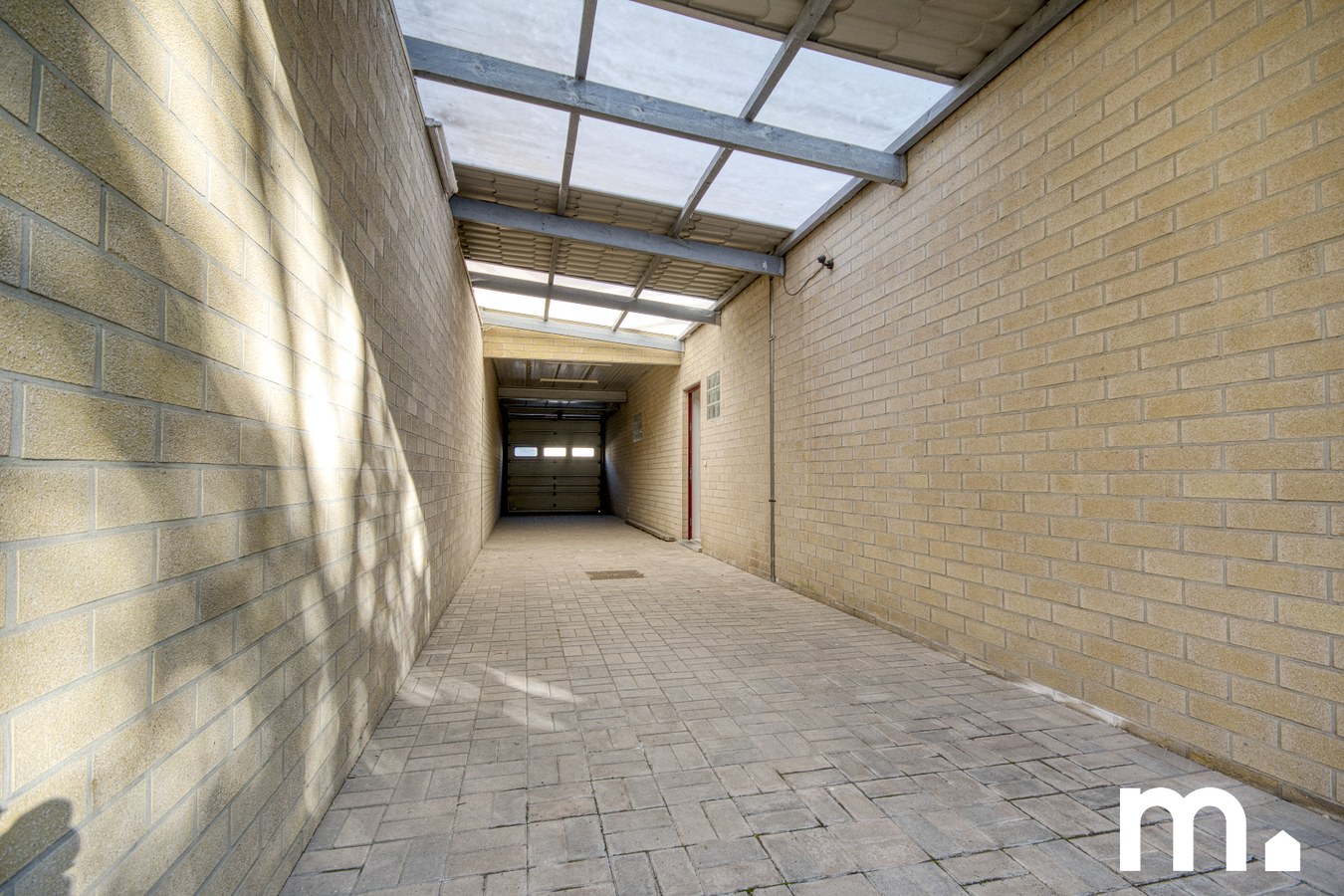 Veelzijdig handelshuis met ruime woonst van 433 m², privétuin en magazijn van 135m² te Oostrozebeke 