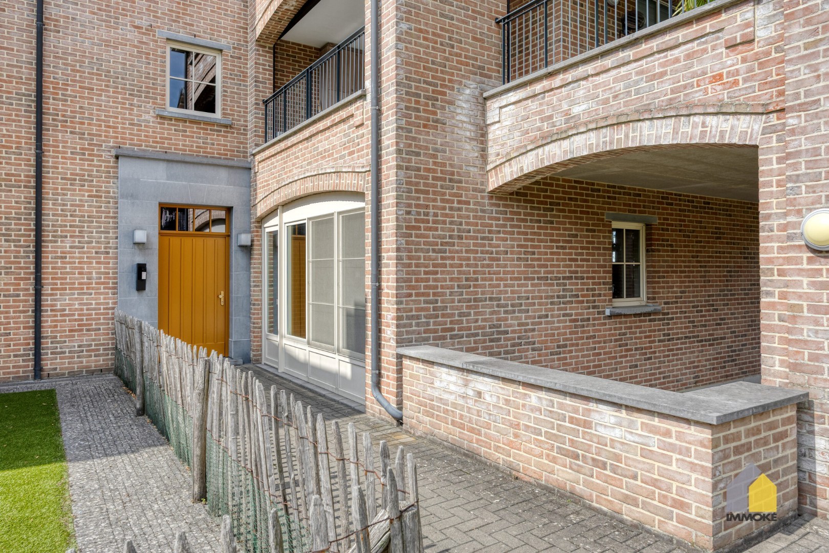 Gelijkvloers appartement met 2 slpks, stadstuin en autostaanplaats. 