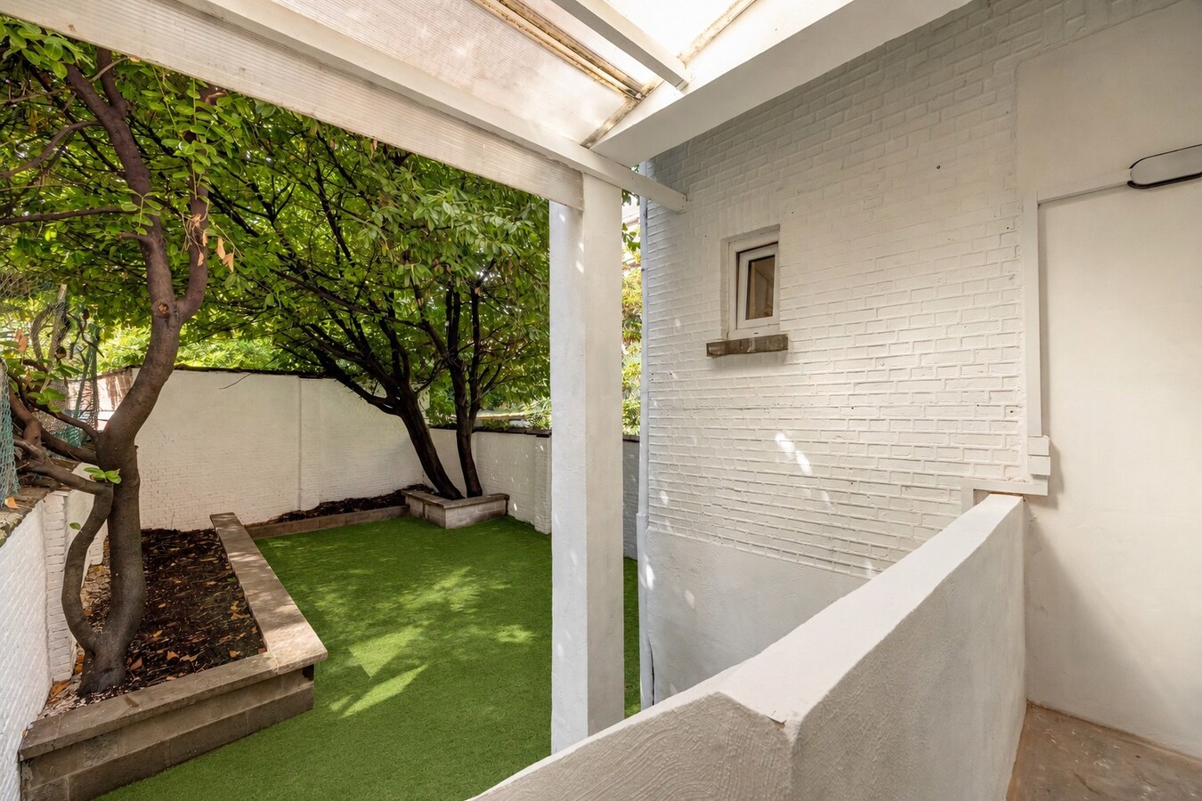 Gelijkvloerse handelsruimte met woonst en tuin te Antwerpen! 