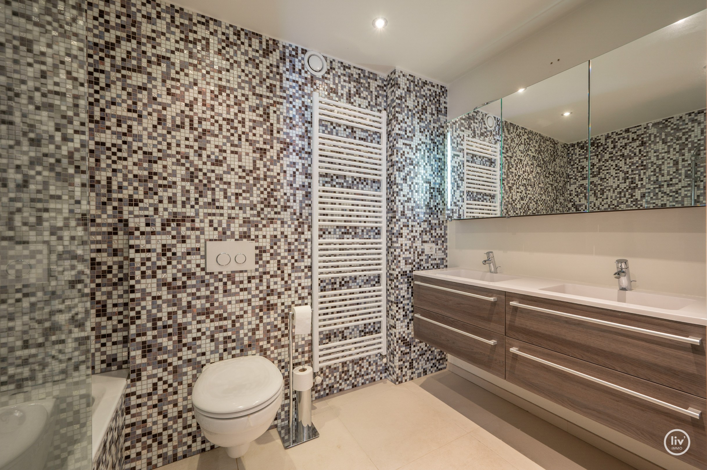 Appartement exceptionnellement spacieux avec une largeur de façade exceptionnelle et une superficie totale de 163 m², idéalement situé sur l'avenue Dumortier à Knokke. 