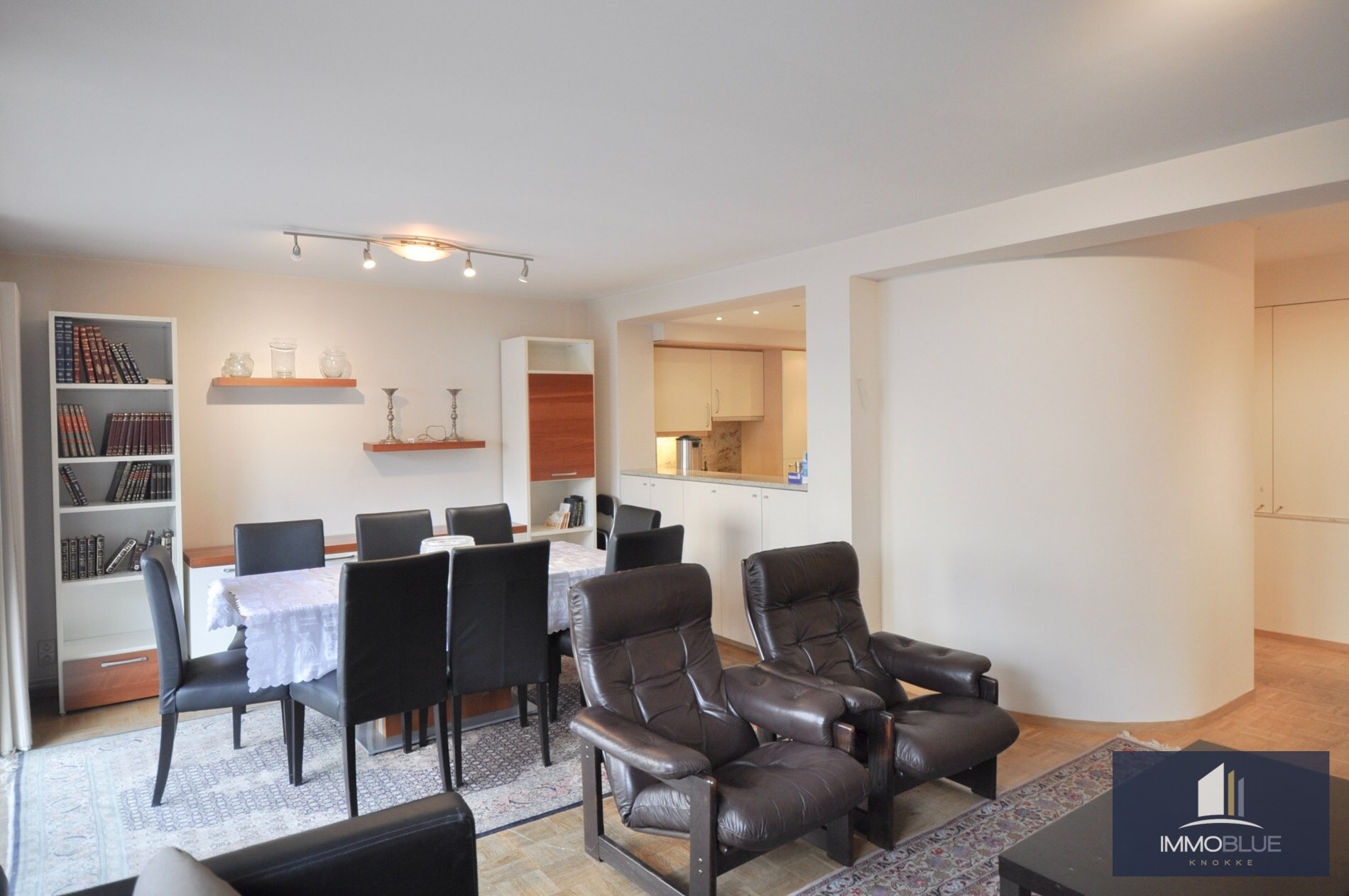 Lichtrijk appartement met een ruim zuidwest gericht terras gelegen nabij het commercieel centrum en het strand. 