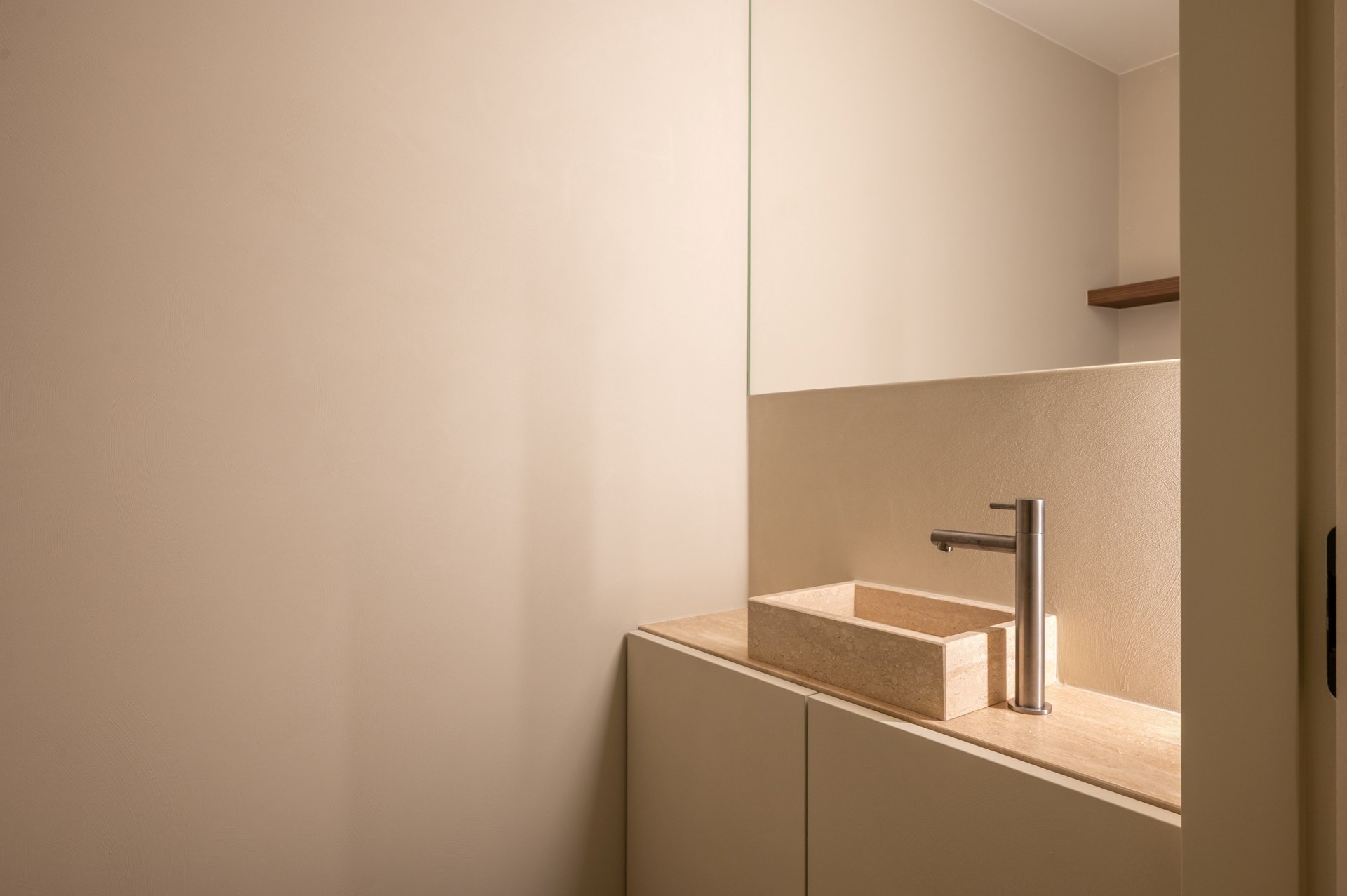 Prachtig gerenoveerd en instapklaar appartement met 3 slaapkamers en frontaal zeezicht, gelegen in een prestigieuze residentie op de zeedijk in het Zoute. 