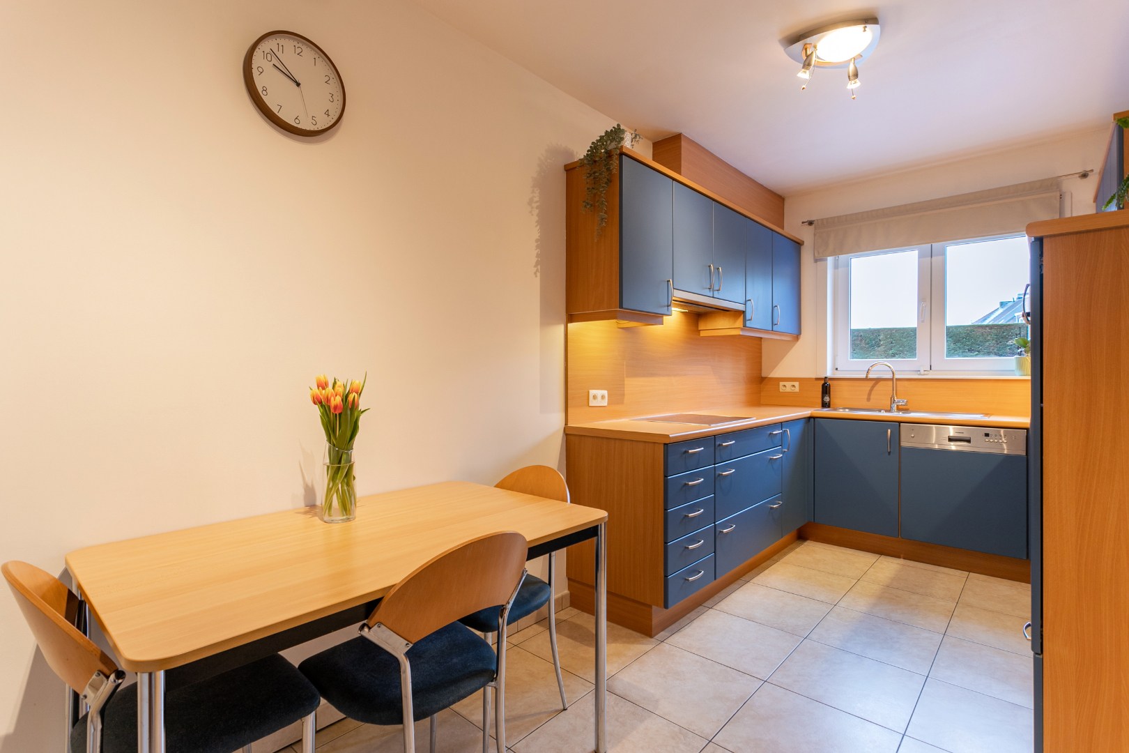 Instapklaar gelijkvloers appartement met 2 slaapkamers, garagebox en ruim terras (35 m²) aan TOP ligging in Halle 