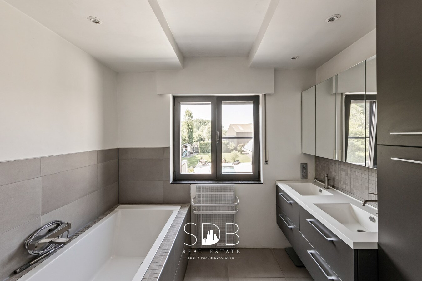 Prachtige hedendaagse villa met gezinstuin en zwembad op 1.387m² 