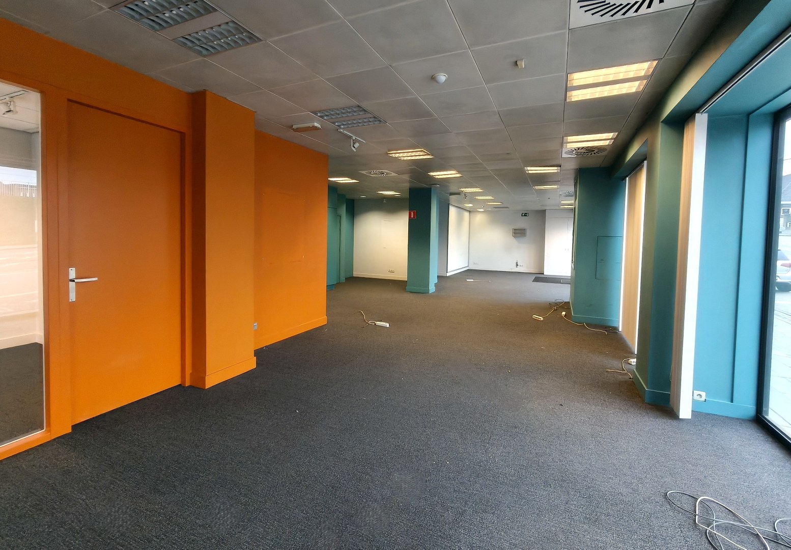 UITSTEKEND GELEGEN HANDELSPAND - MODERN INGERICHT EN INSTAPKLAAR 