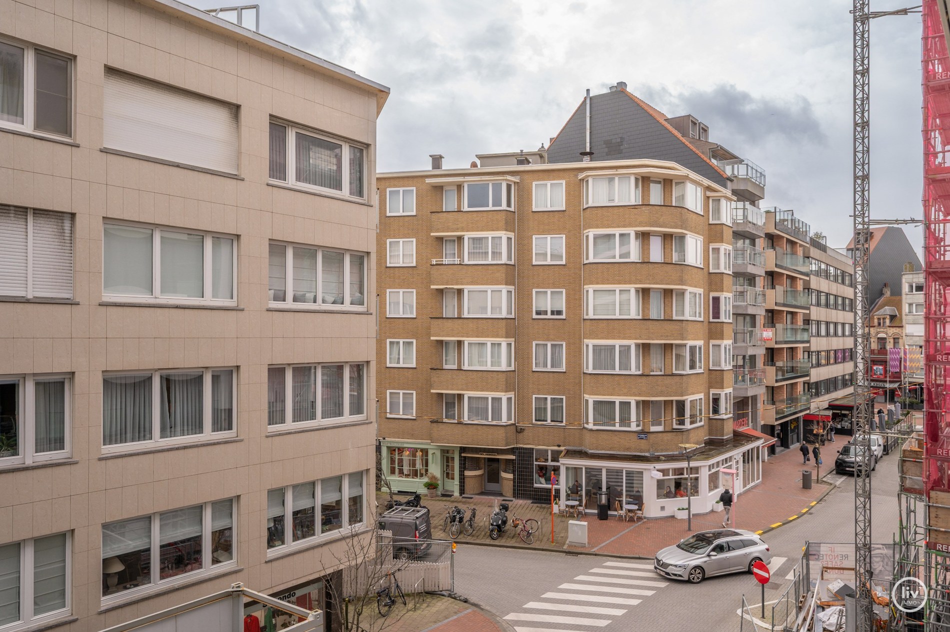 Prachtig gerenoveerd appartement met mooi zonneterras gelegen op de Kustlaan te Knokke. 