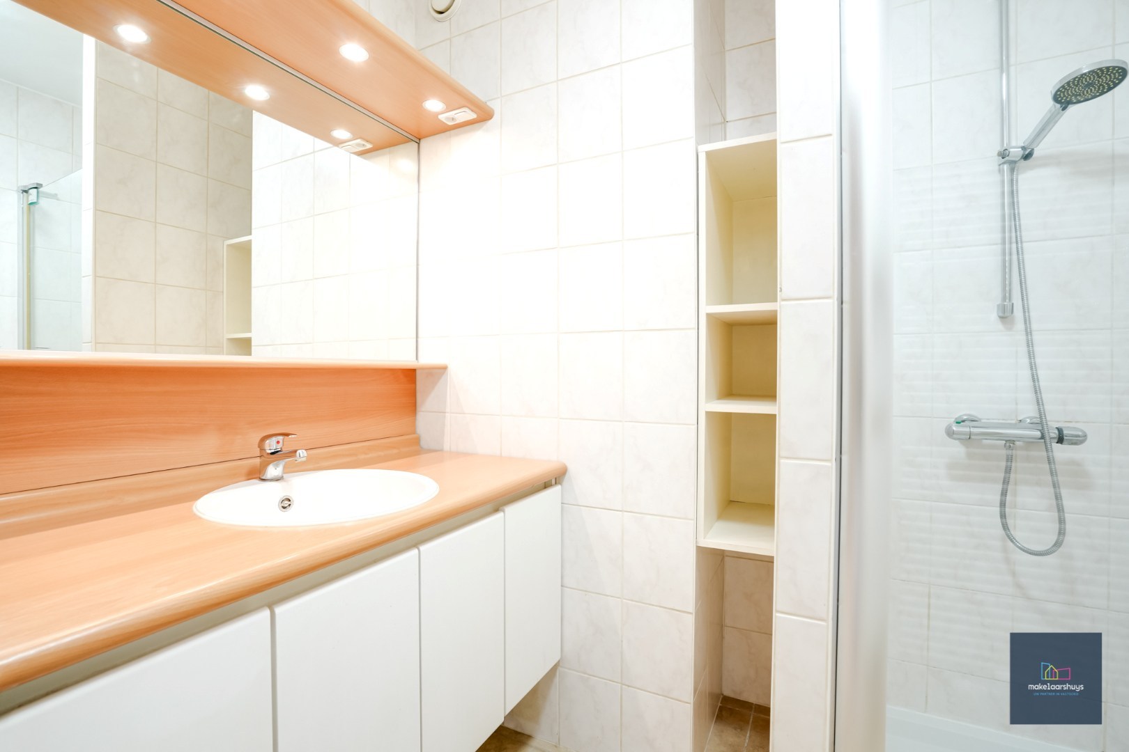 Goedgelegen 2slpk-appartement met terras en staanplaats 