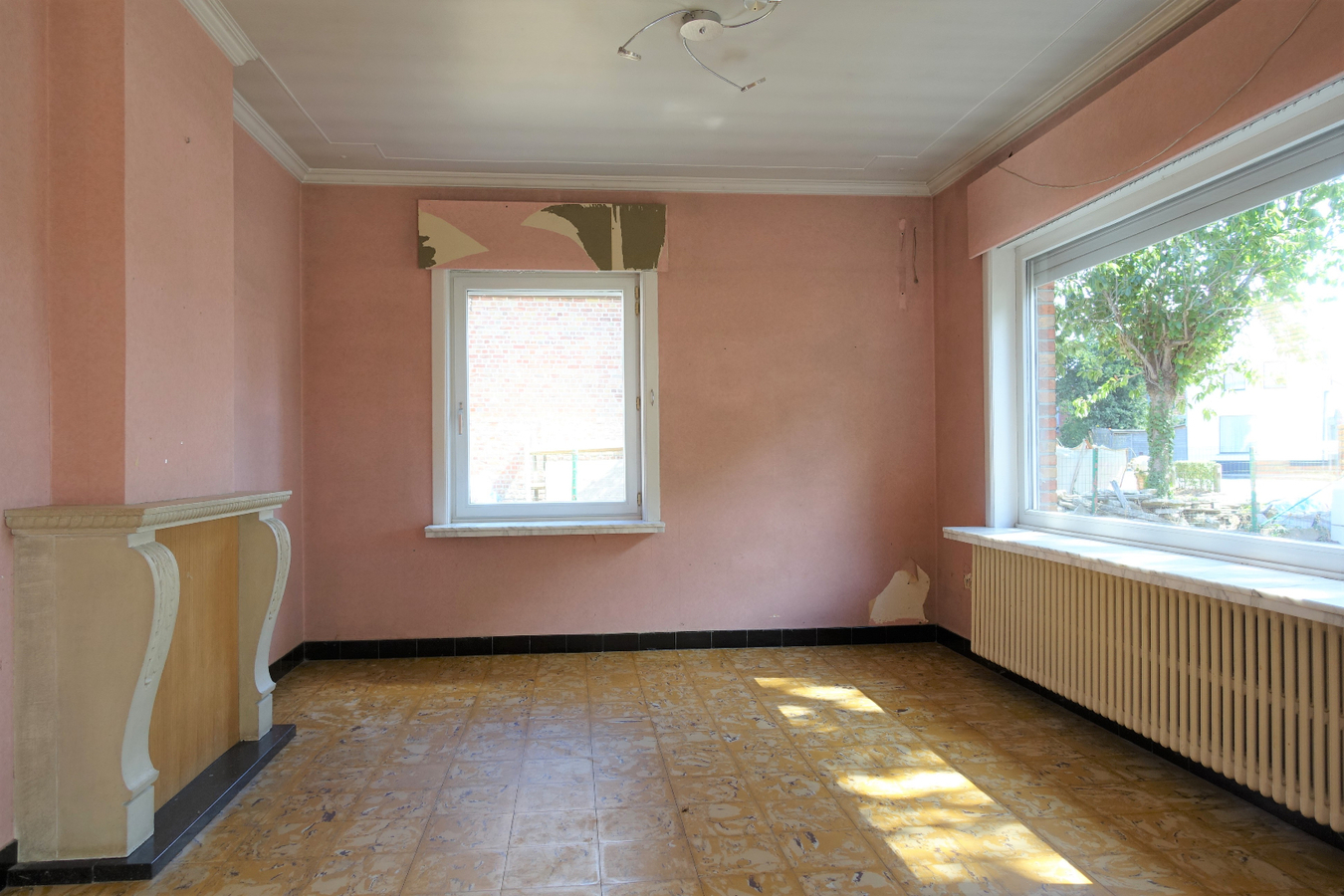 Half-open woning met garage/loods op uitstekende ligging 