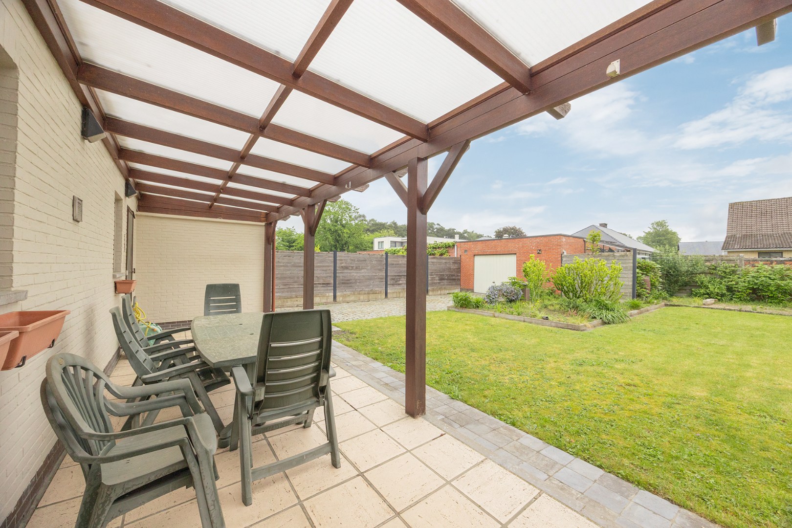 Open bebouwing met tuin en garage 
