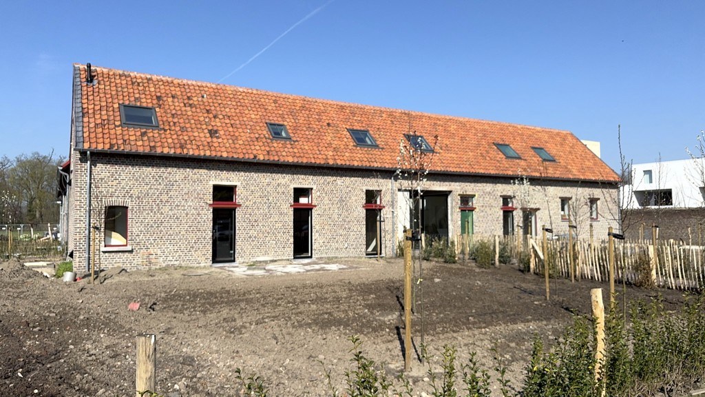 Kantoor te huur in prachtig gerenoveerde vierkantshoeve te Zwijnaarde