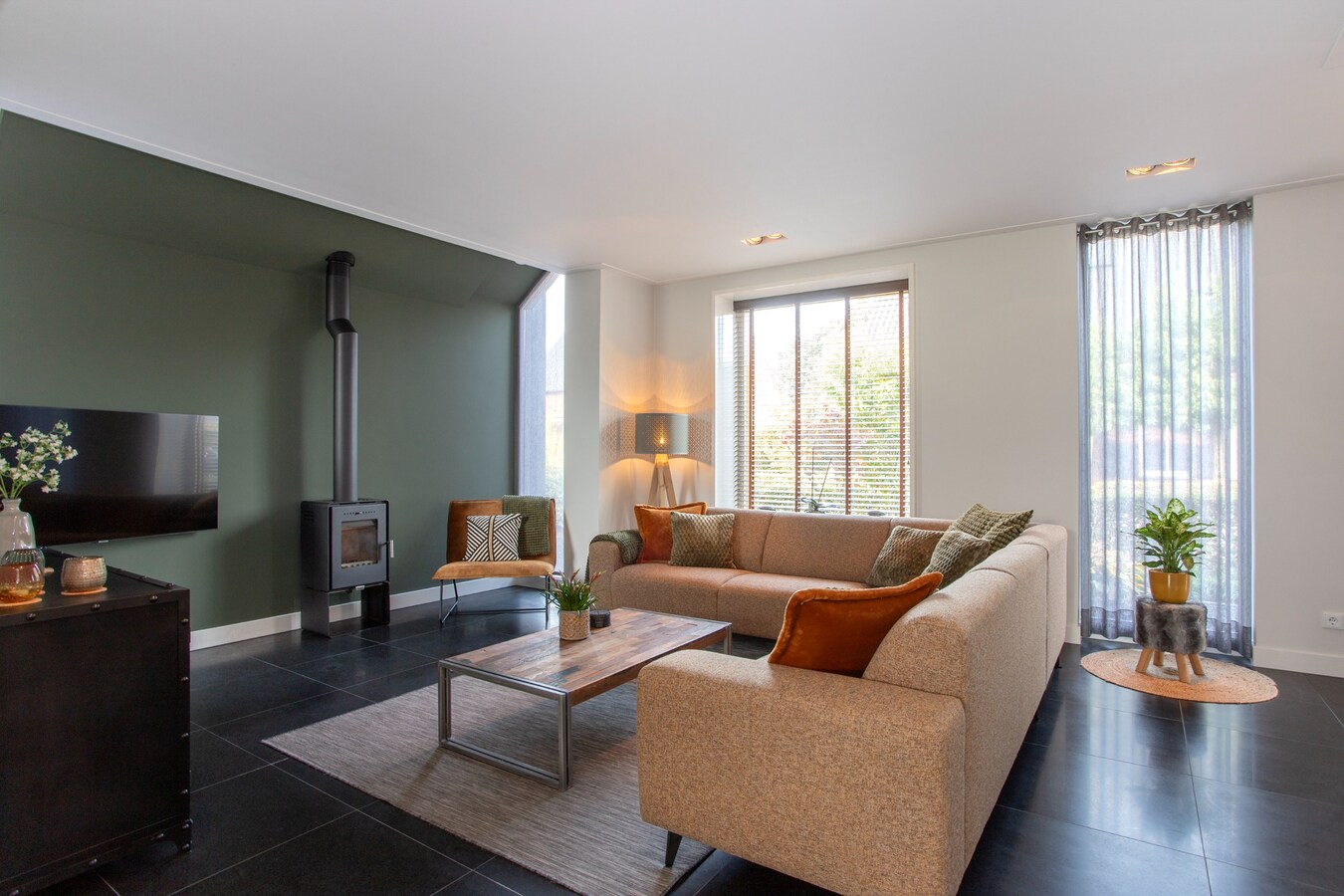 Unieke, onder architectuur gebouwde villawoning met luxe afwerking en prachtig uitzicht op het buitengebied. 