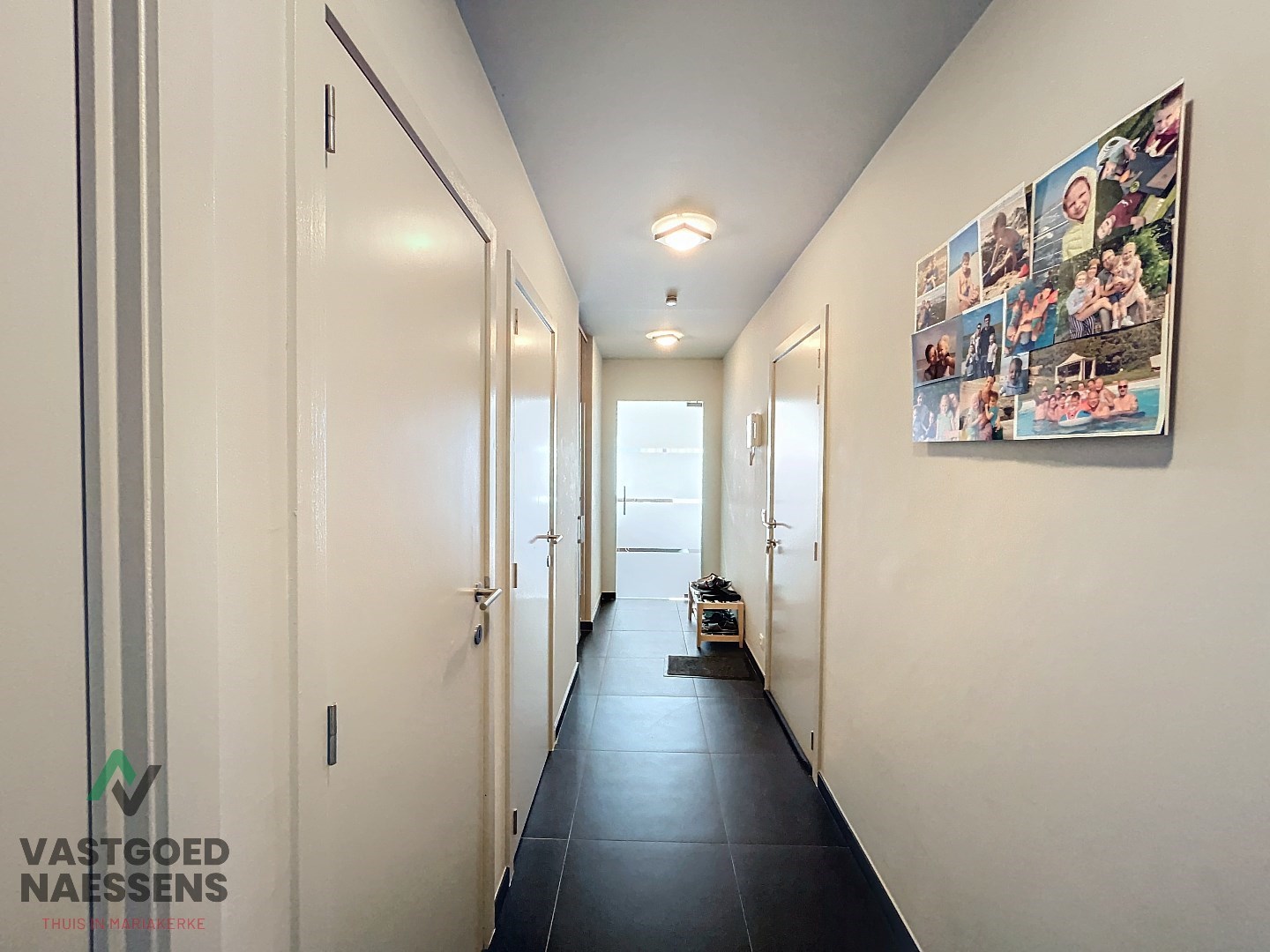 Appartement prêt à emménager avec 2 chambres et vue latérale sur la mer. 