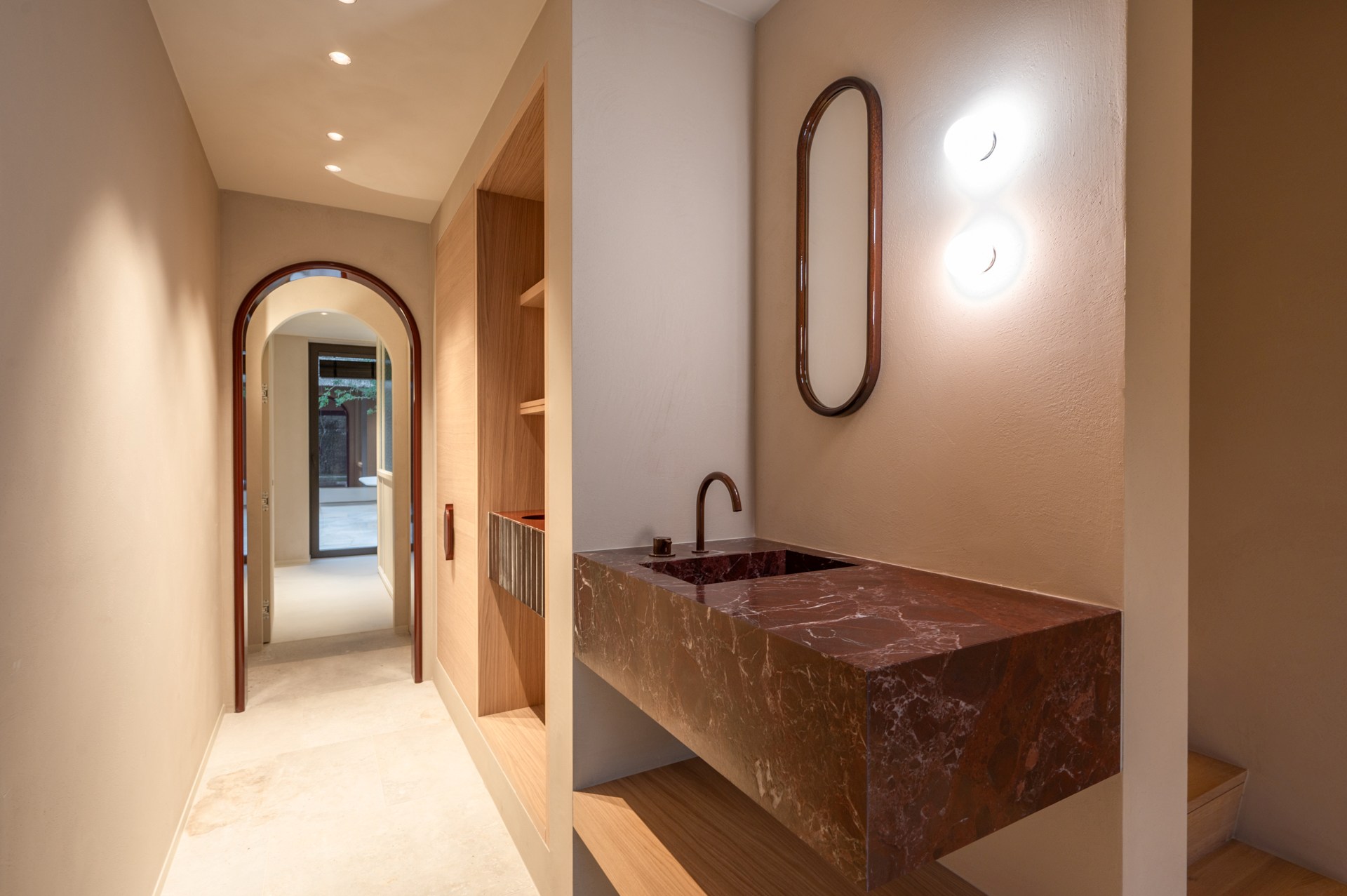 Luxe, comfort kortom een prachtig gerenoveerde woning in hartje Knokke. 