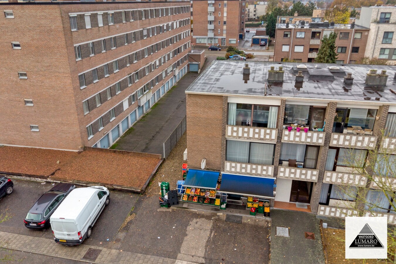 Handelsruimte 87 m² met opslag 64 m² en inpandige garage. 