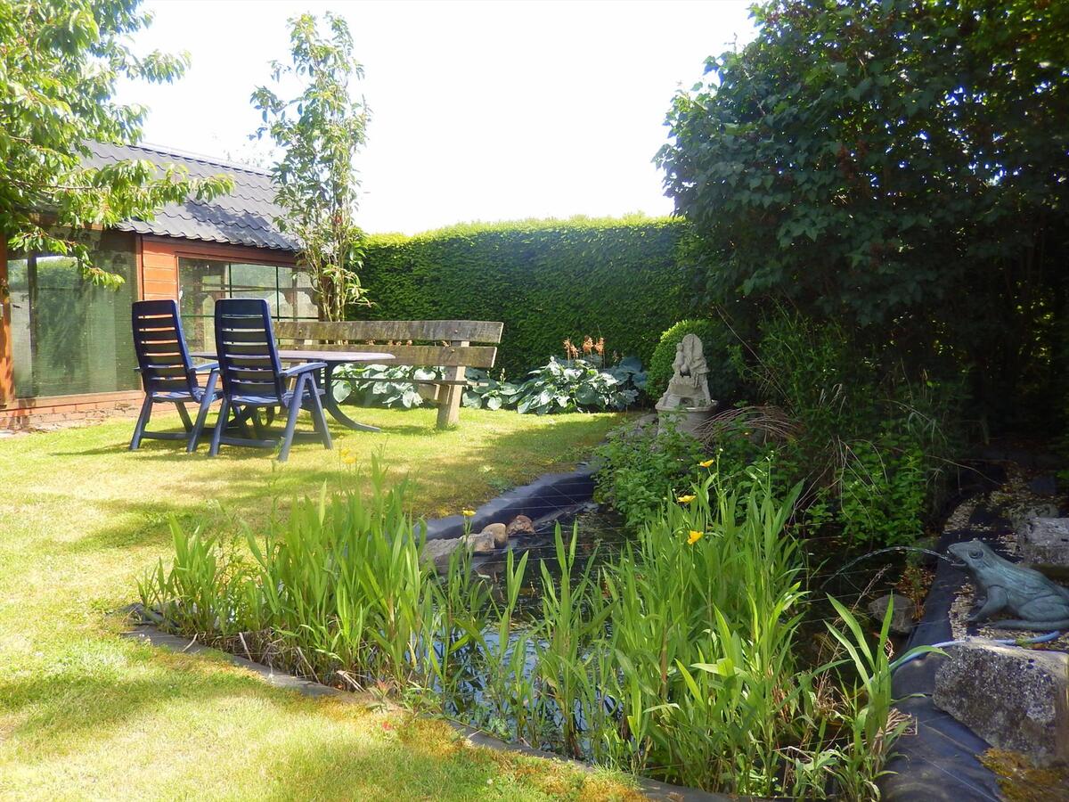 Instapklare woning met grote opslagplaats en 3 garages 