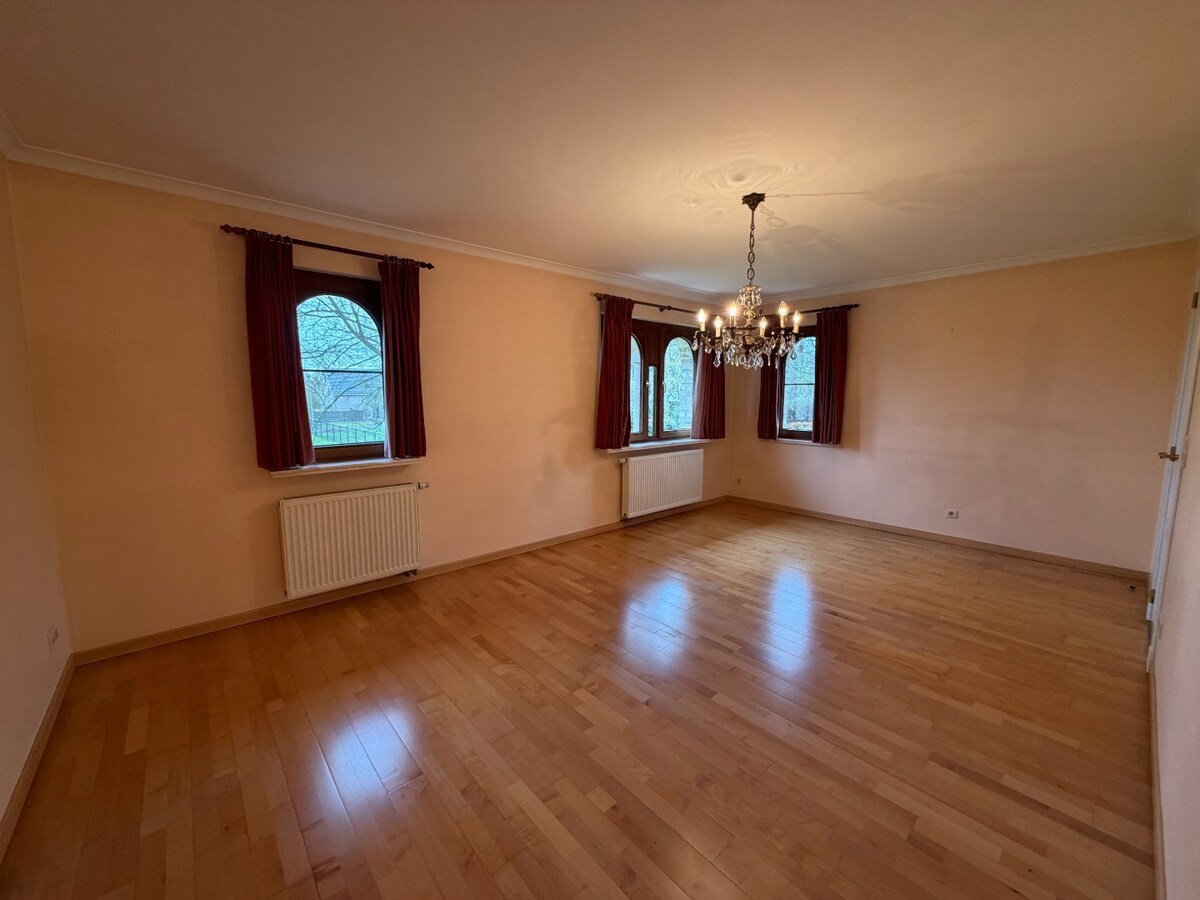 Ruime en rustig gelegen villa te Dikkelvenne. 