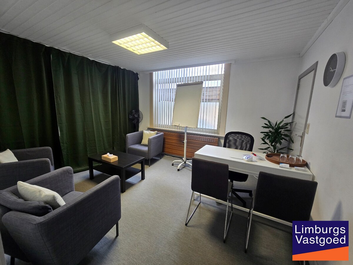 Gelijkvloerse kantoorruimte 108 m² met privé parkeerplaatsen 