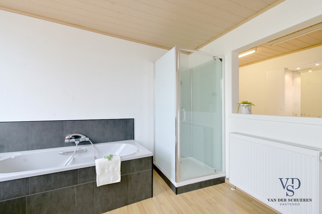 Ruime 3 slpk-woning met garage en tuin. 