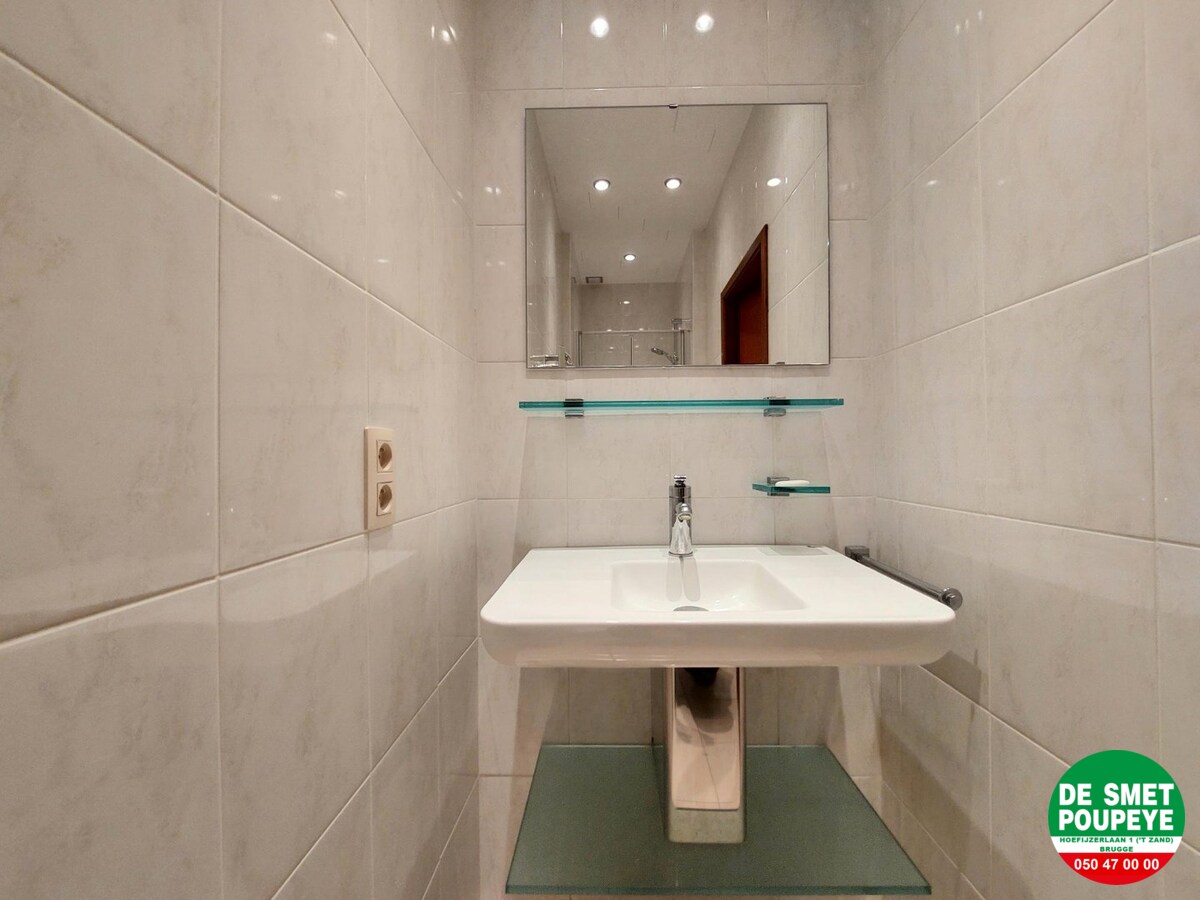 Halfopen woning met  5 slaapkamers en 2 garages 