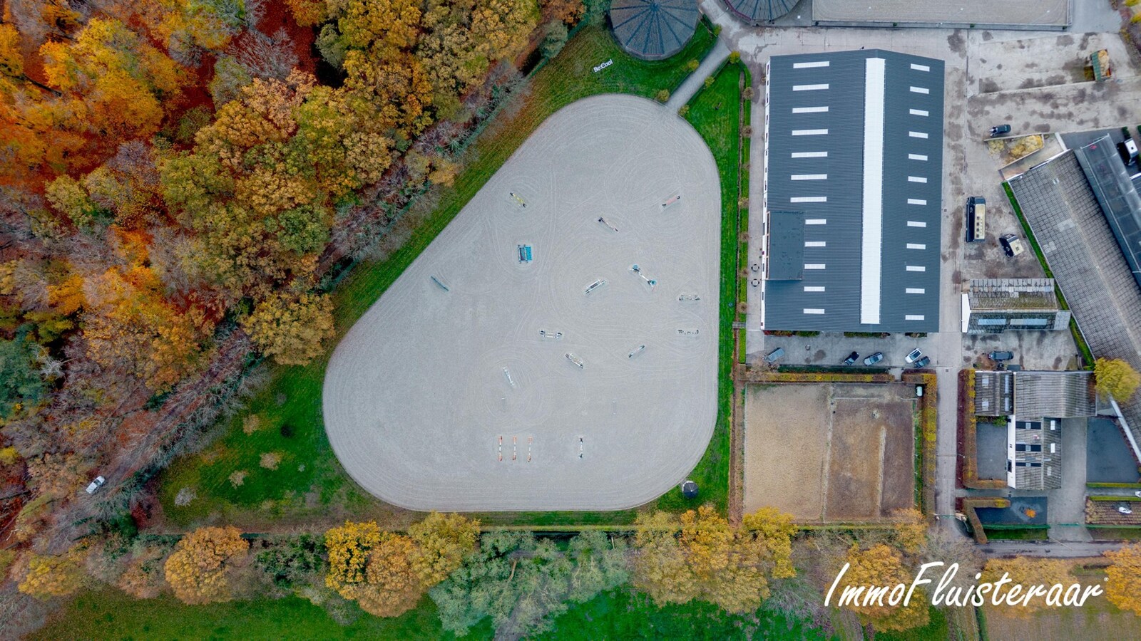 Exclusief Hippisch Complex met Uitstekende Trainingsmogelijkheden op ca 8,6 ha in Wuustwezel 