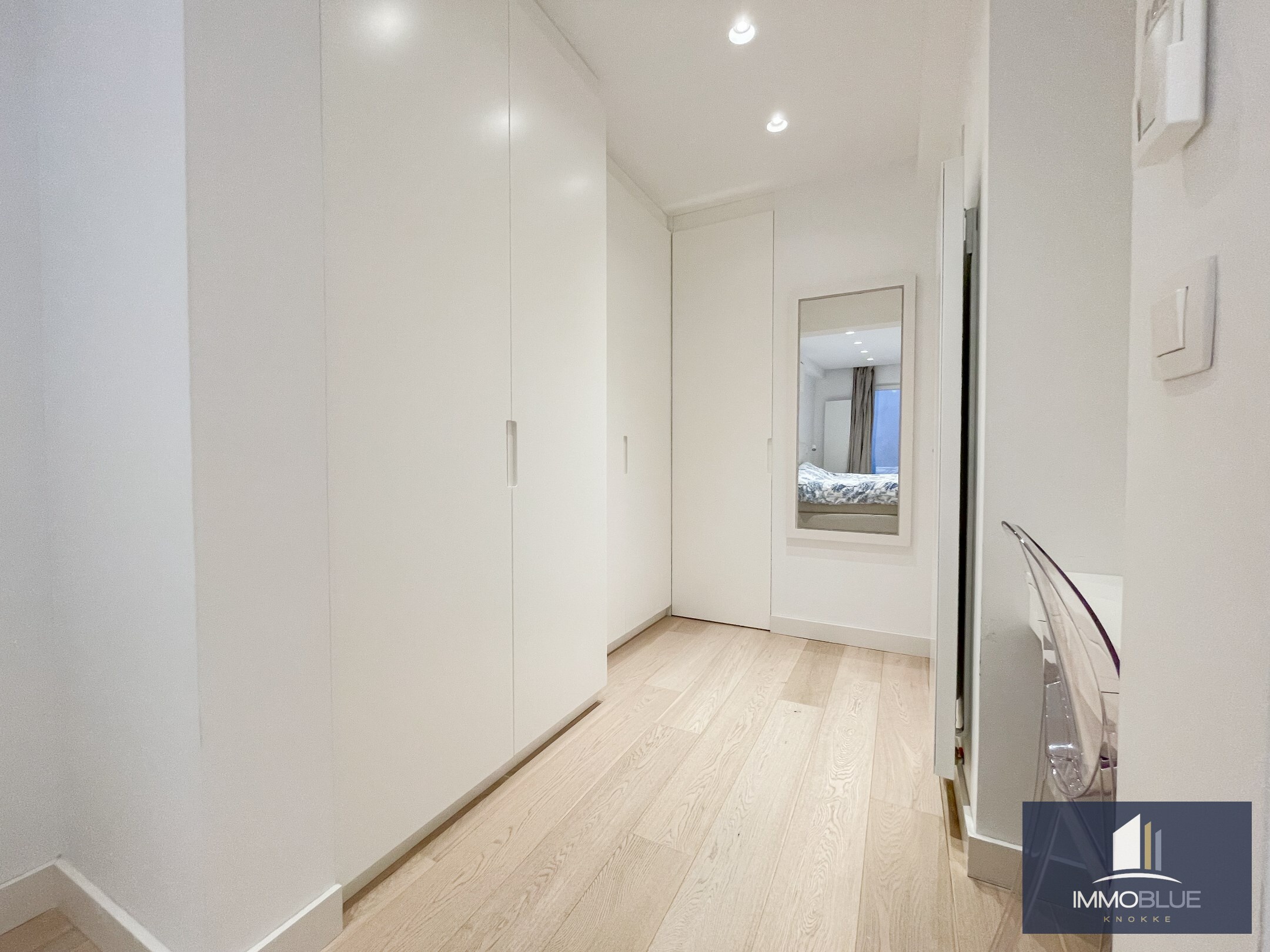 Appartement totalement rénové et luxueusement fini, avec trois chambres et une vue latérale sur la mer, situé au Zoute. 