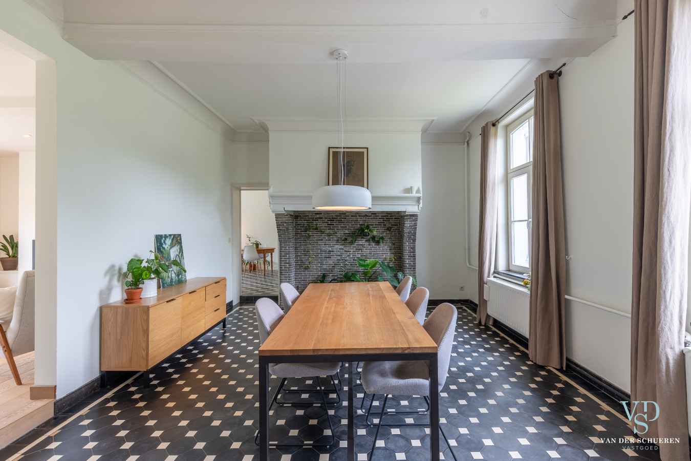 Authentiek landhuis met 5 ruime slaapkamers én gelijkvloers bureau. 