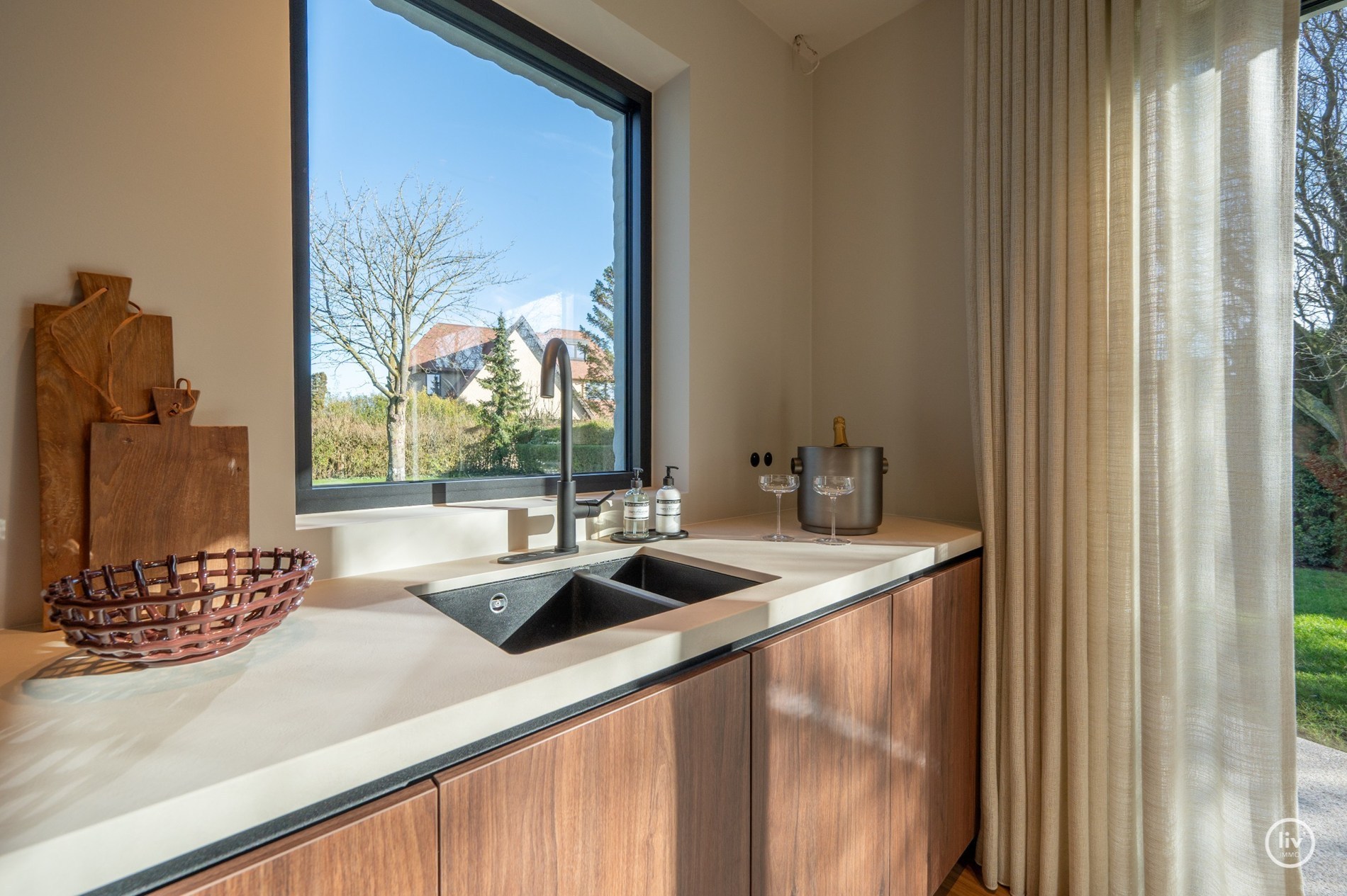 Magnifique villa rénovée, située sur un grand terrain de 1365 m2 dans un quartier résidentiel de villas, à proximité du centre de Knokke. 
